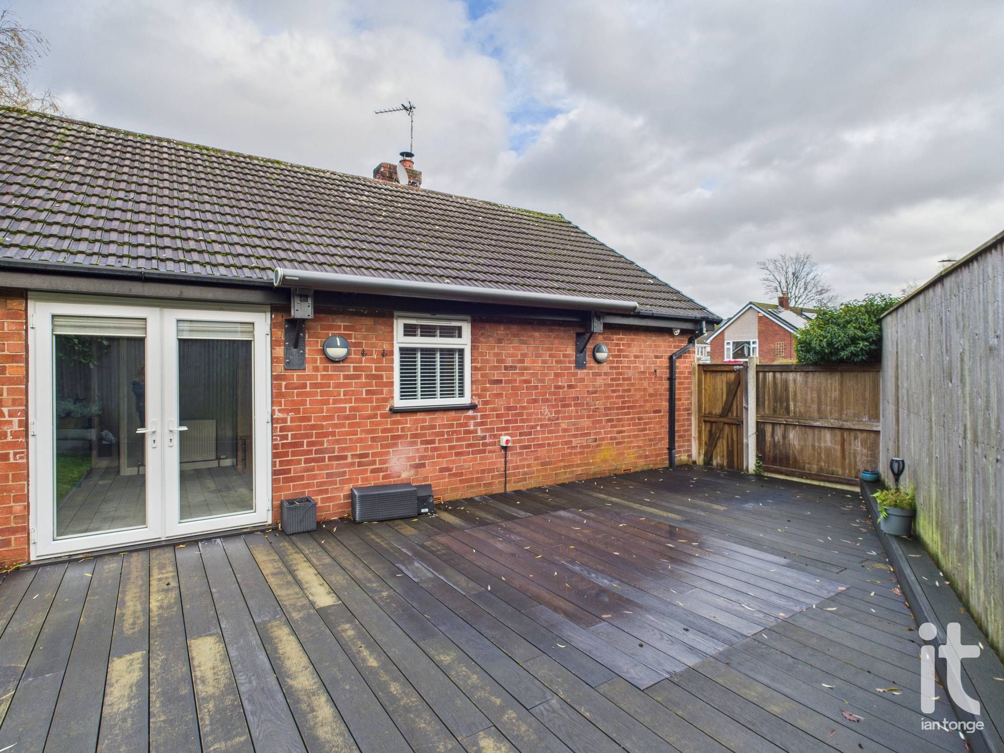 3 bedroom detached bungalow To Let in Stockport - Photograph 28.