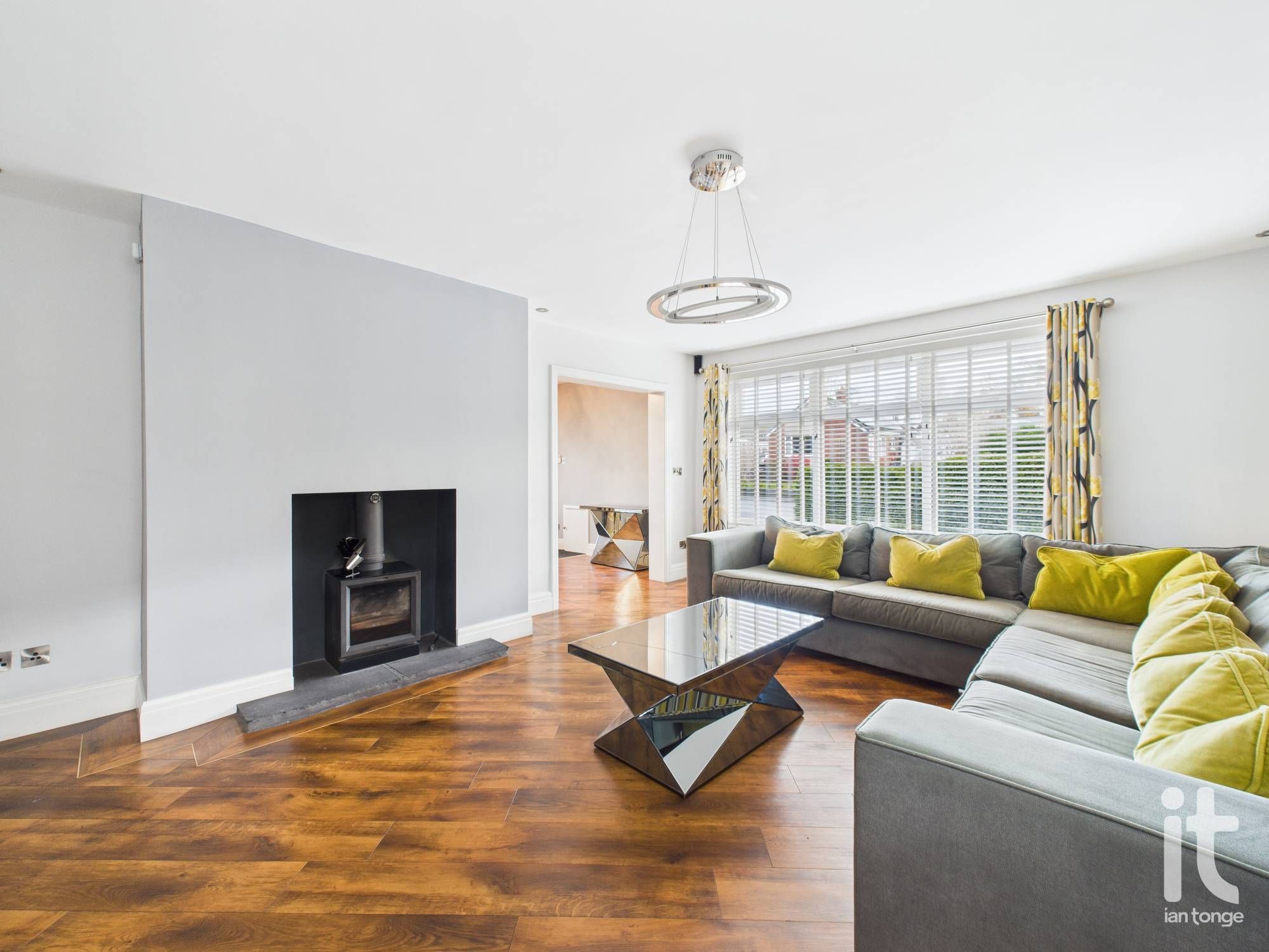 3 bedroom detached bungalow To Let in Stockport - Photograph 6.