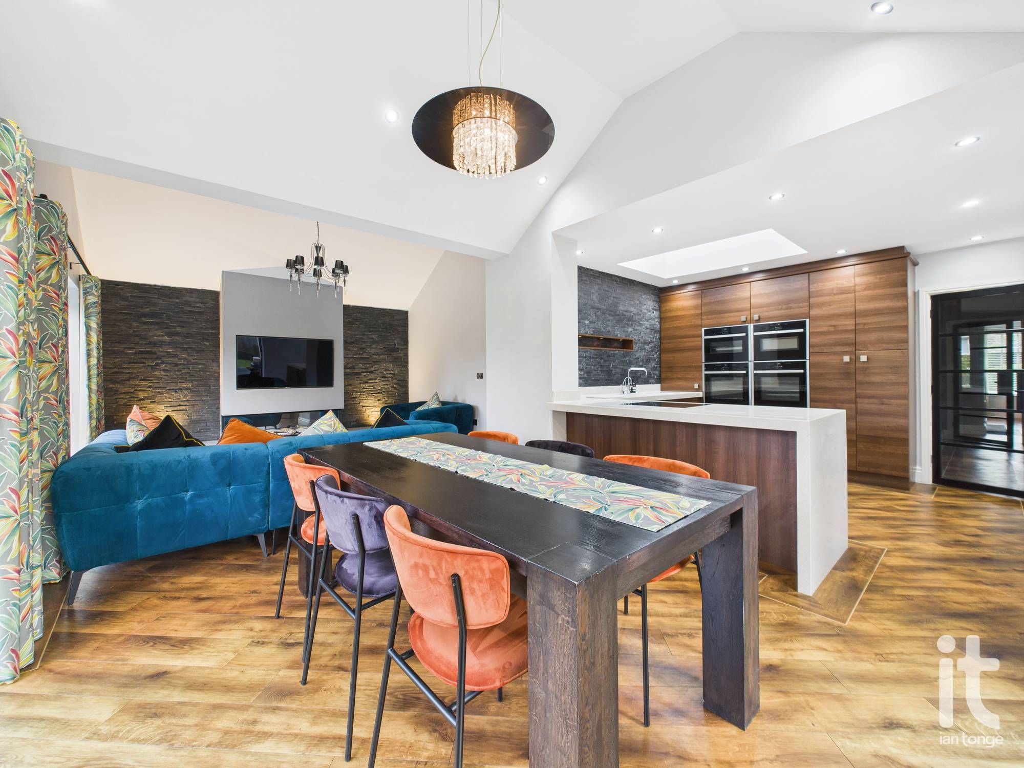 3 bedroom detached bungalow To Let in Stockport - Photograph 16.