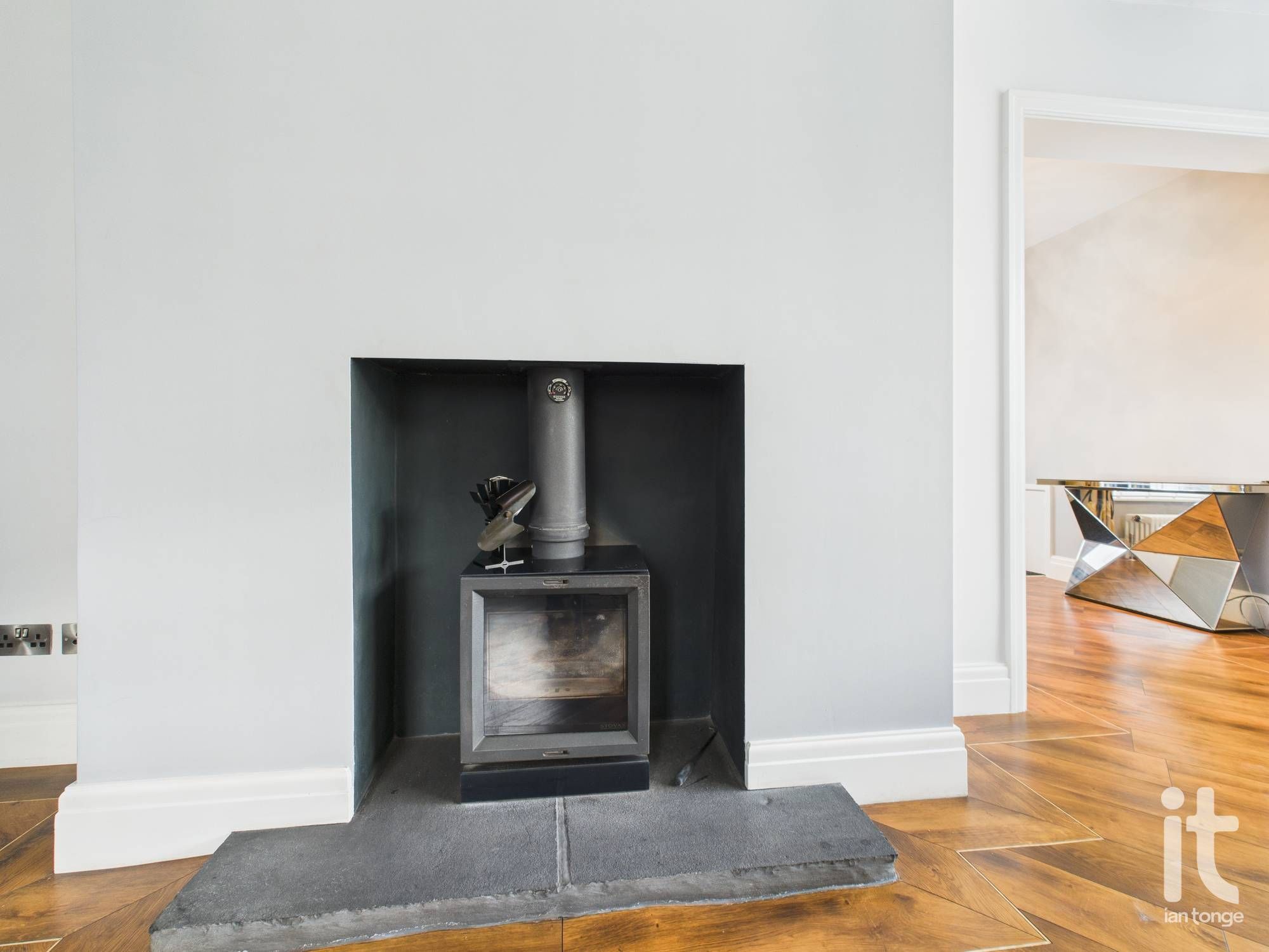 3 bedroom detached bungalow To Let in Stockport - Photograph 7.