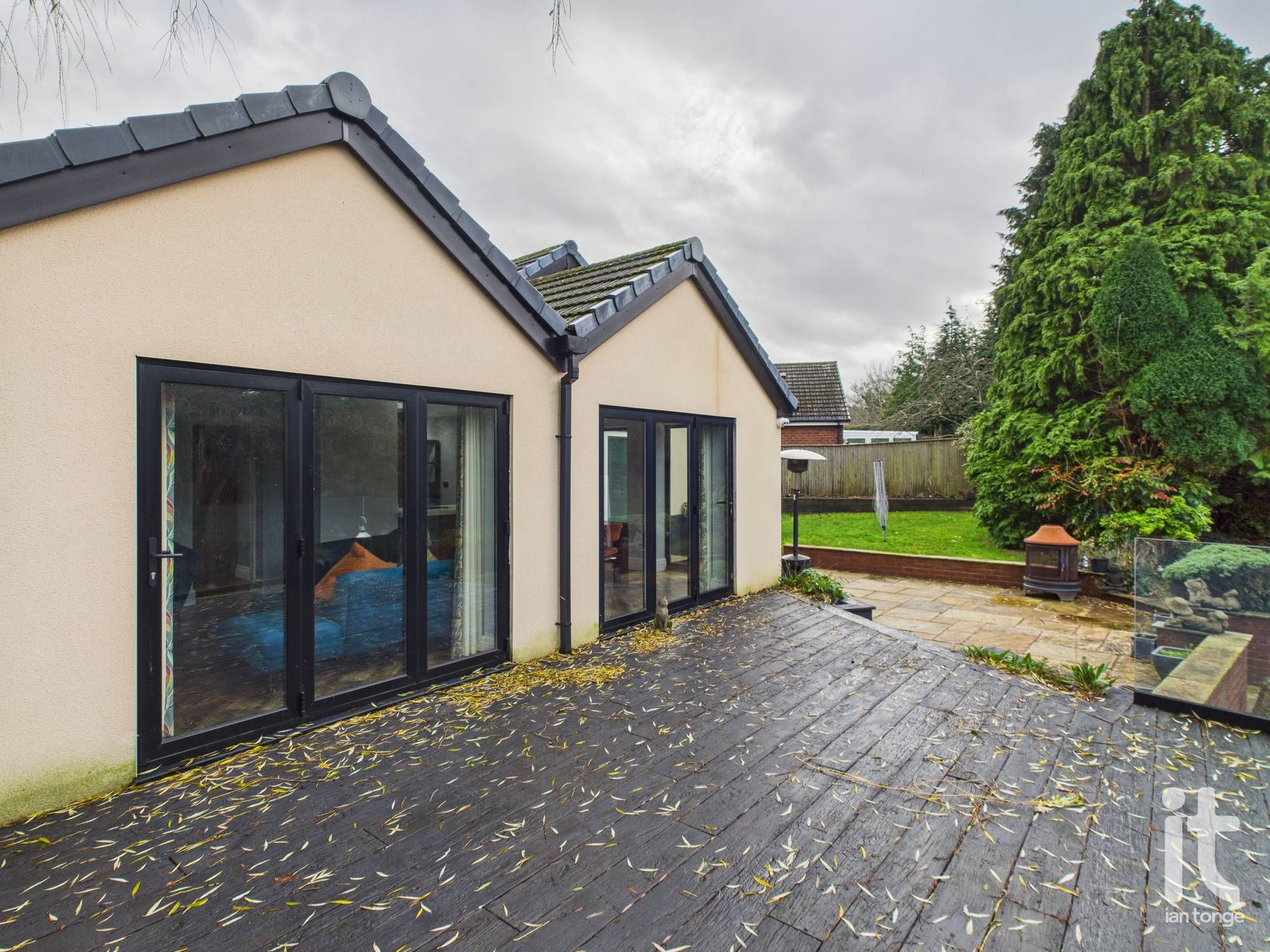 3 bedroom detached bungalow To Let in Stockport - Photograph 23.