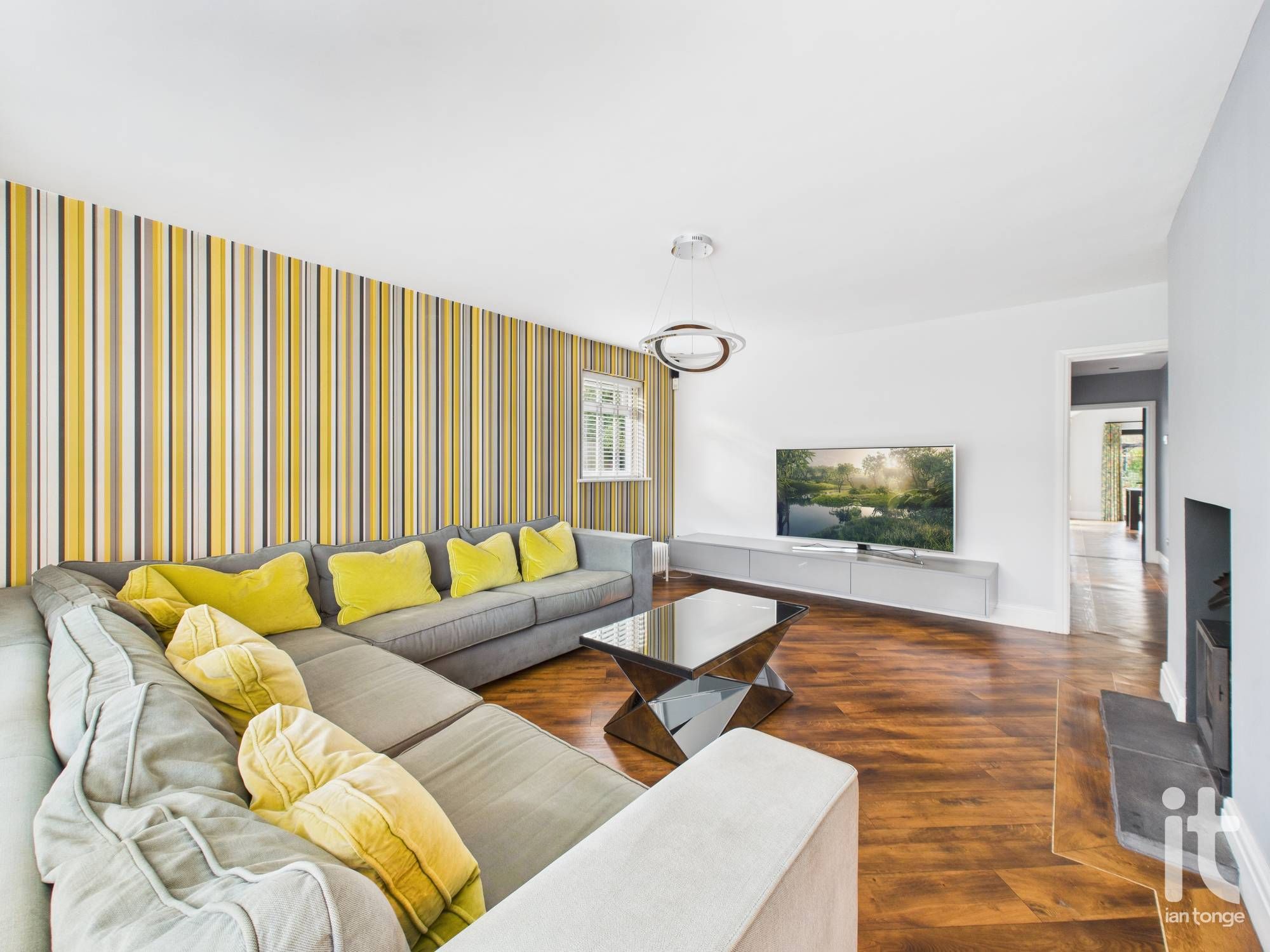 3 bedroom detached bungalow To Let in Stockport - Photograph 4.