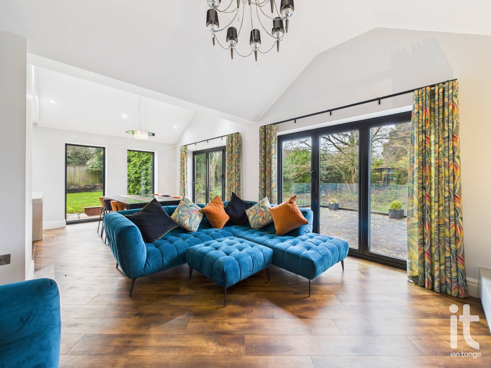 3 bedroom detached bungalow To Let in Stockport - Photograph 19.