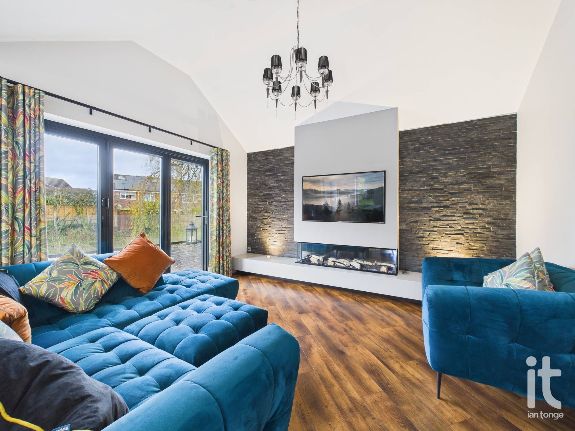 3 bedroom detached bungalow To Let in Stockport - Photograph 18.