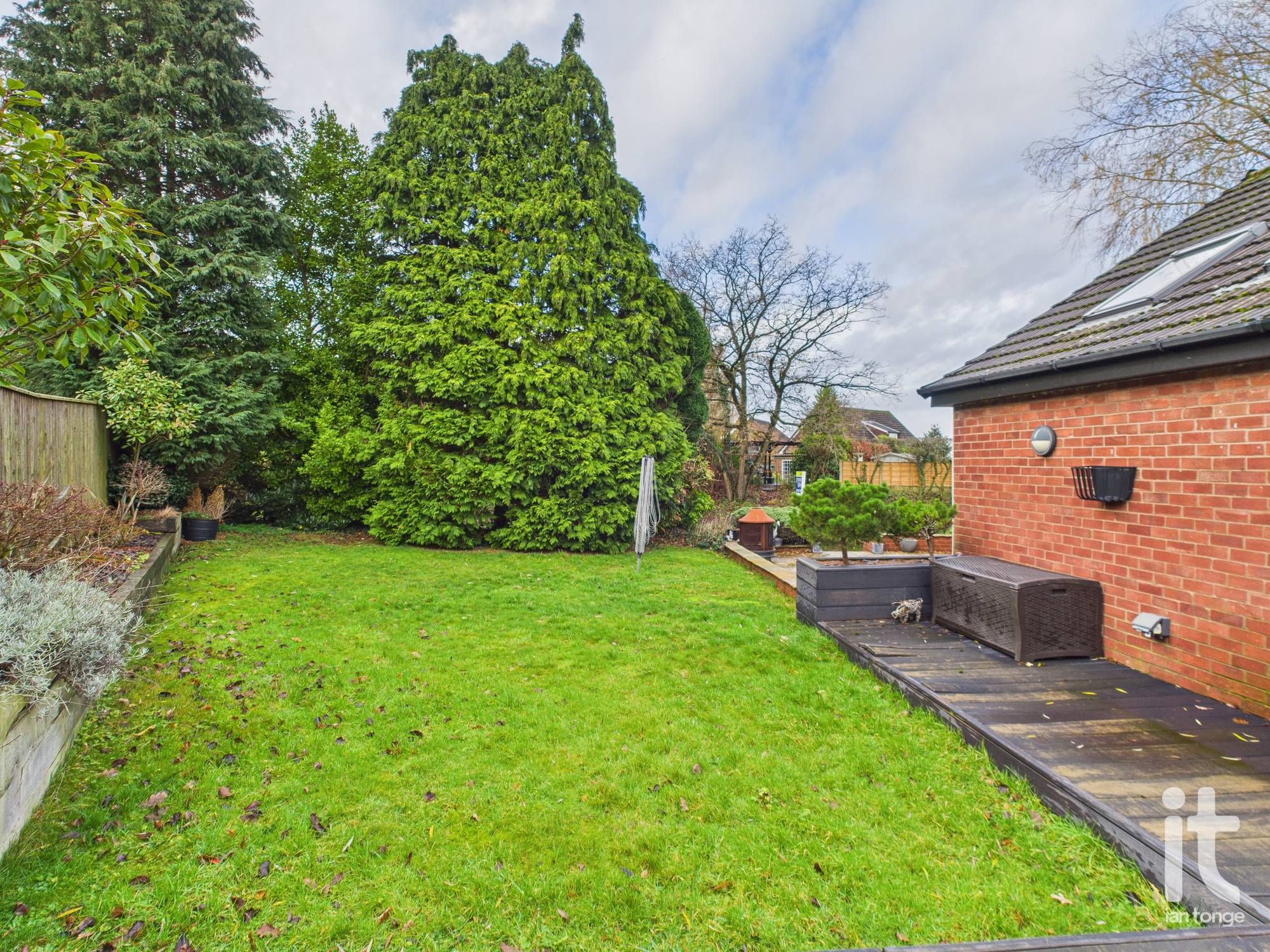 3 bedroom detached bungalow To Let in Stockport - Photograph 27.