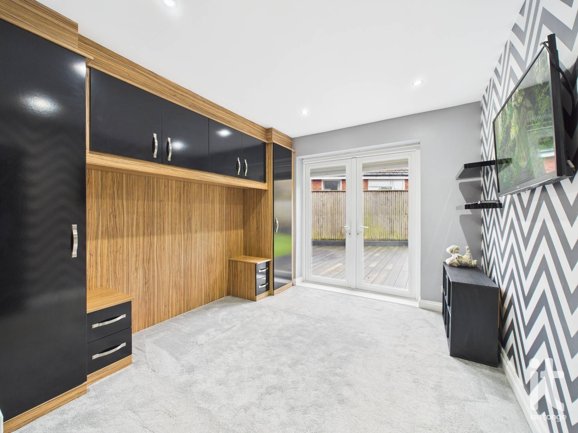 3 bedroom detached bungalow To Let in Stockport - Photograph 12.