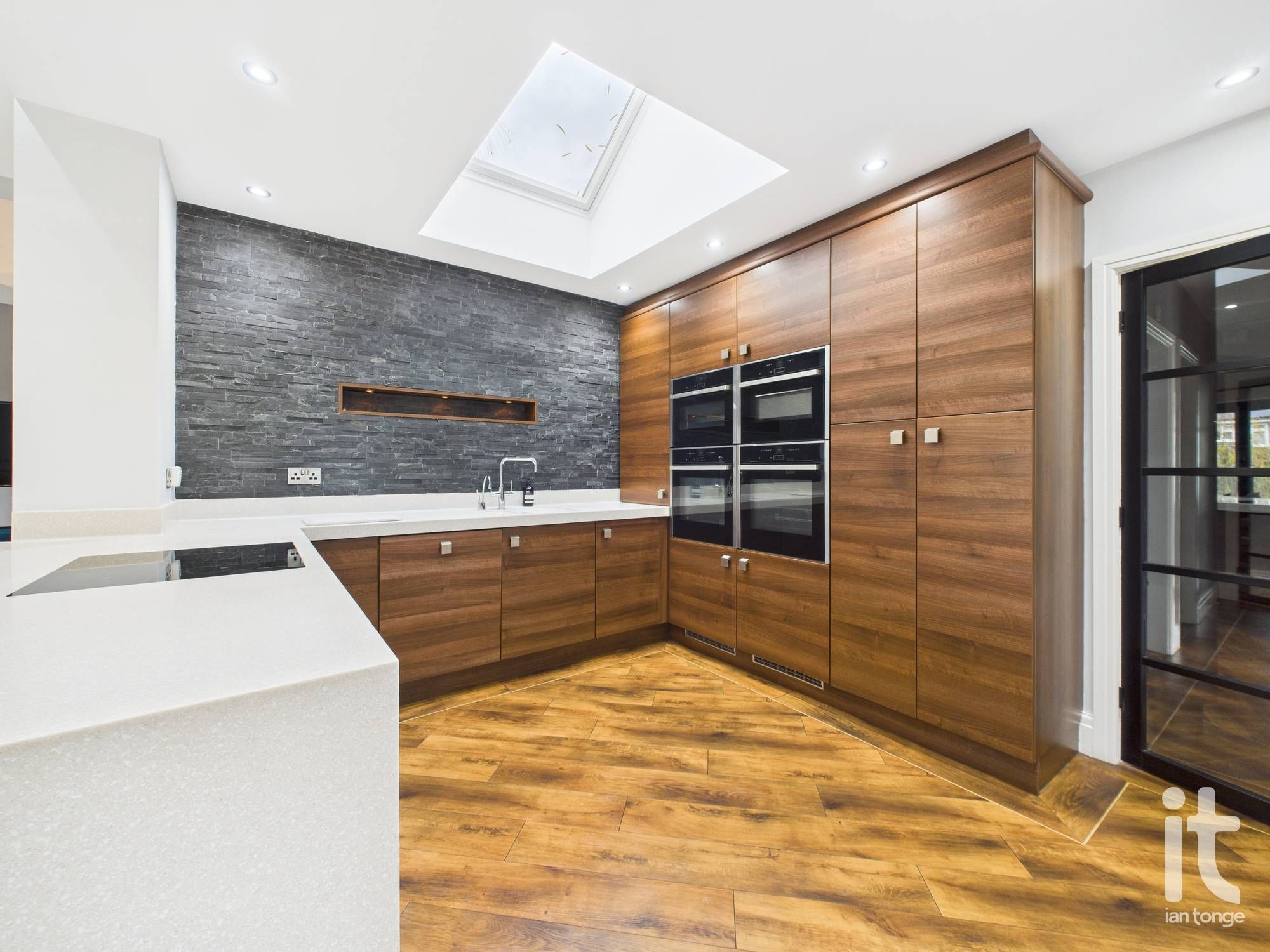 3 bedroom detached bungalow To Let in Stockport - Photograph 14.