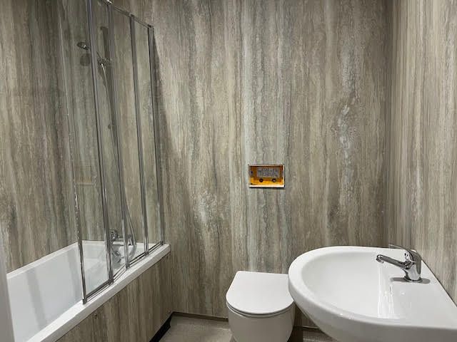 2 bedroom ground floor flat/apartment To Let in Stockport - Photograph 4.