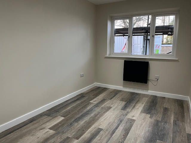 2 bedroom ground floor flat/apartment To Let in Stockport - Photograph 6.