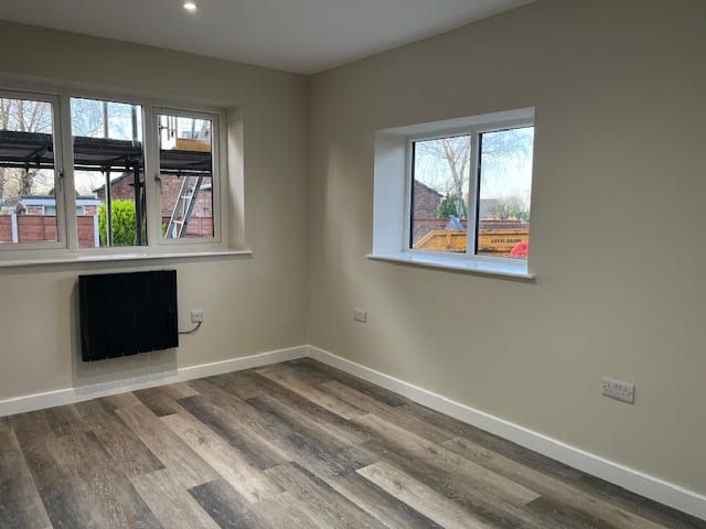 2 bedroom ground floor flat/apartment To Let in Stockport - Photograph 5.