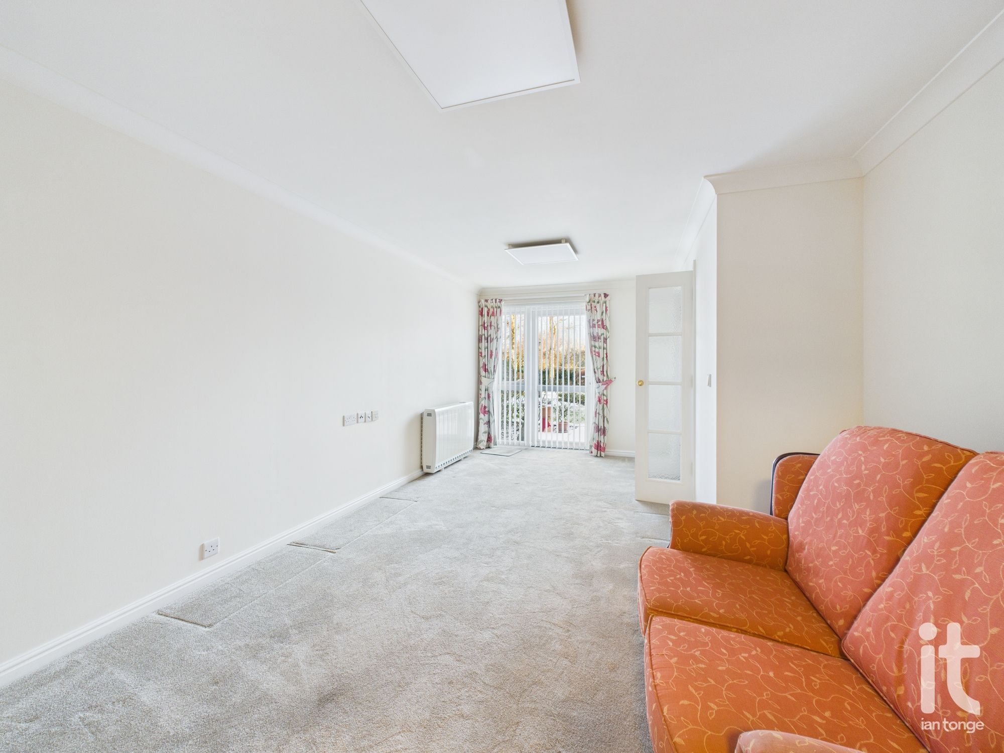 1 bedroom ground floor flat/apartment For Sale in Stockport - Photograph 7.