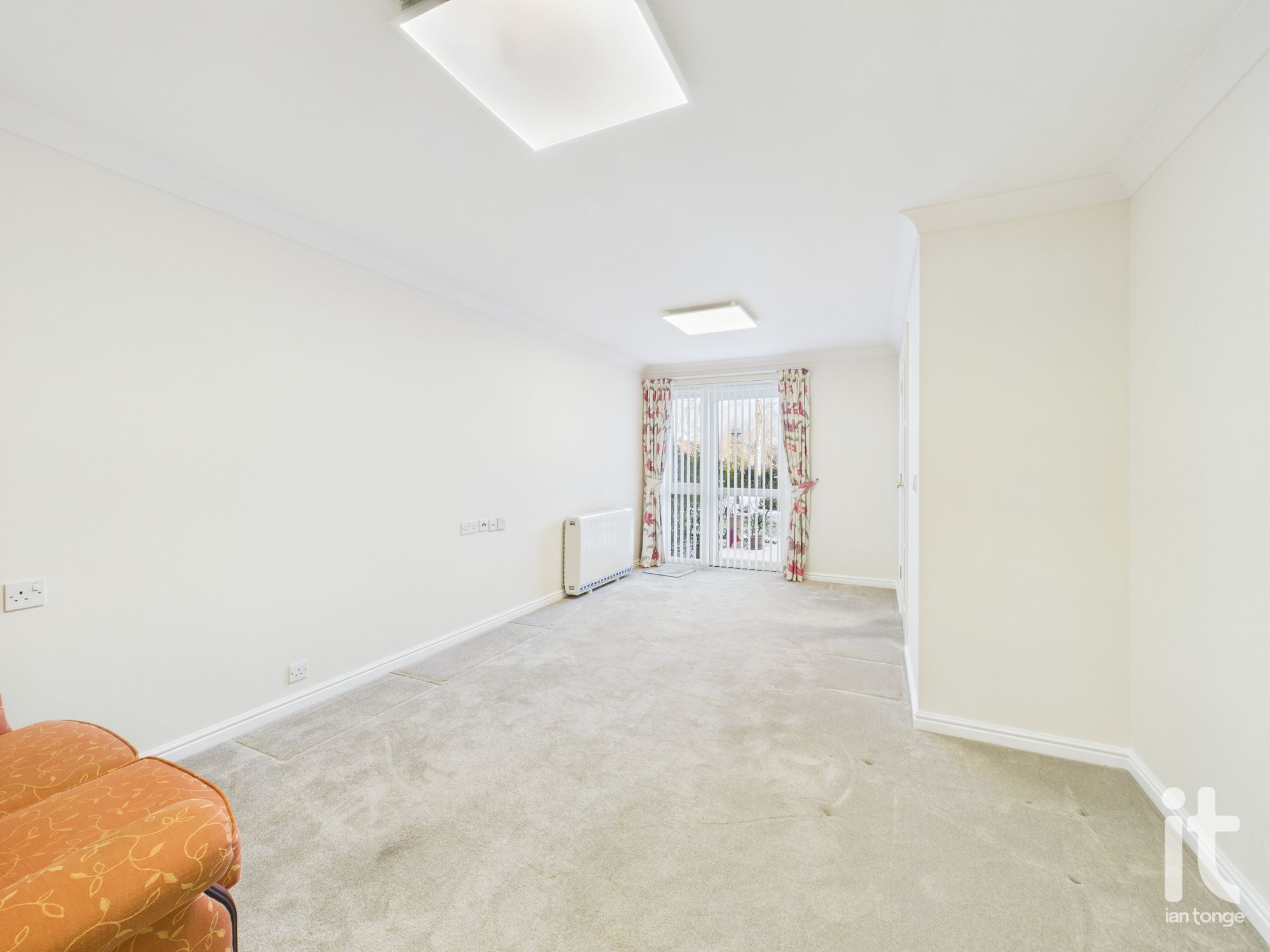 1 bedroom ground floor flat/apartment For Sale in Stockport - Photograph 9.