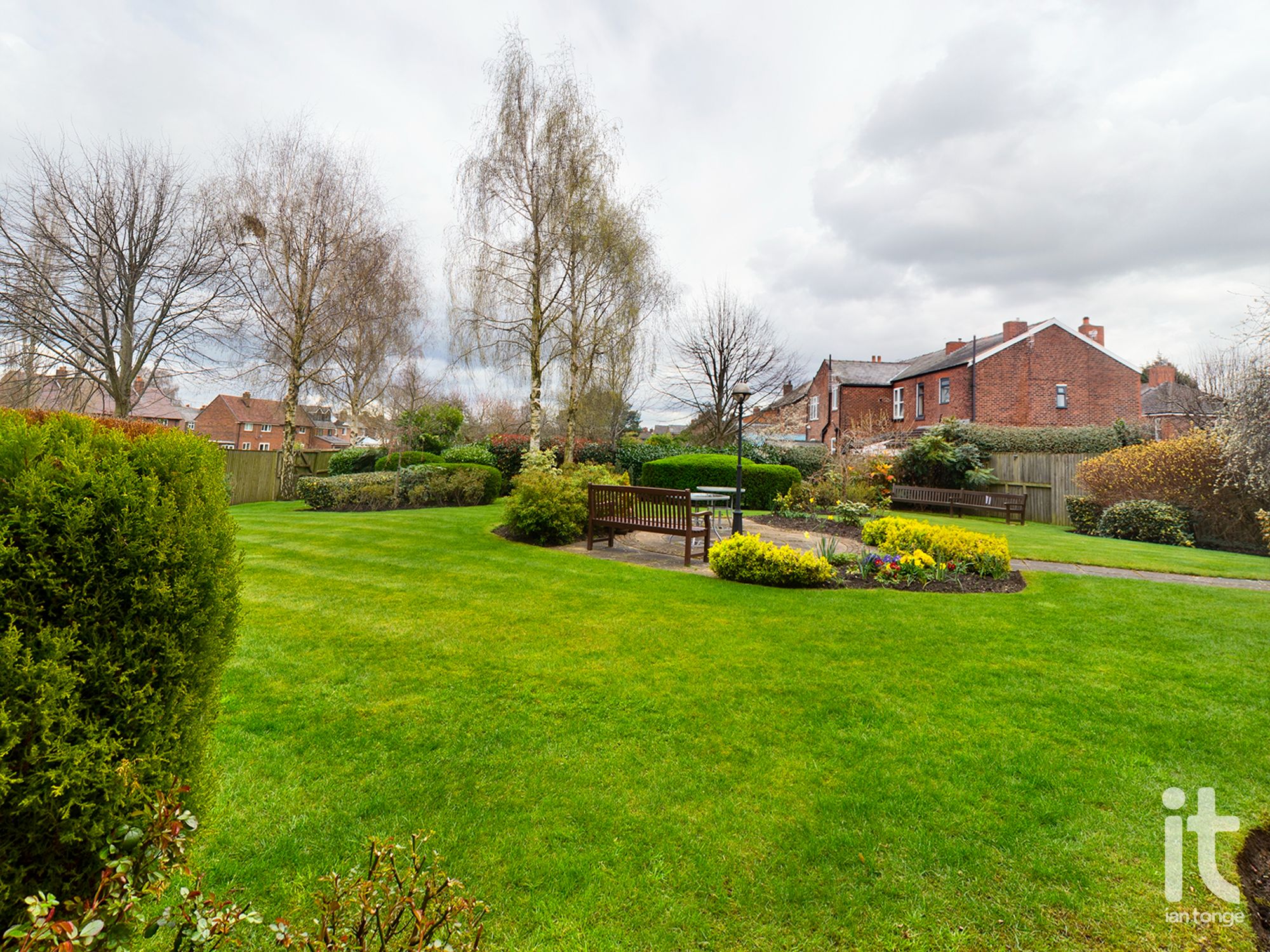 1 bedroom ground floor flat/apartment For Sale in Stockport - Property photograph.