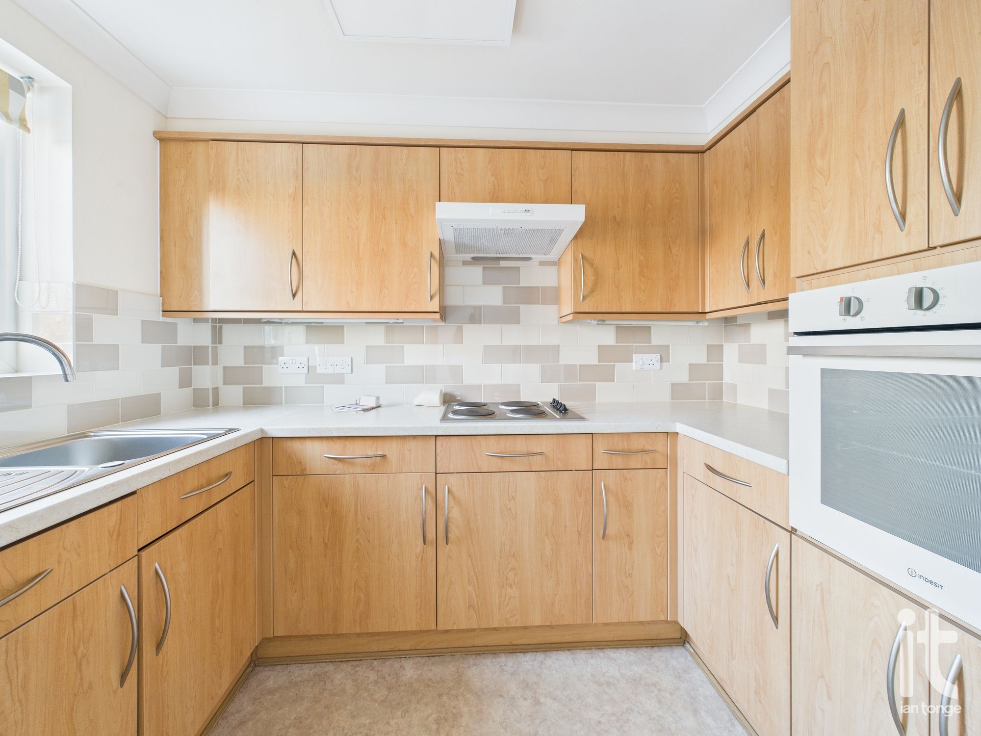 1 bedroom ground floor flat/apartment For Sale in Stockport - Photograph 10.