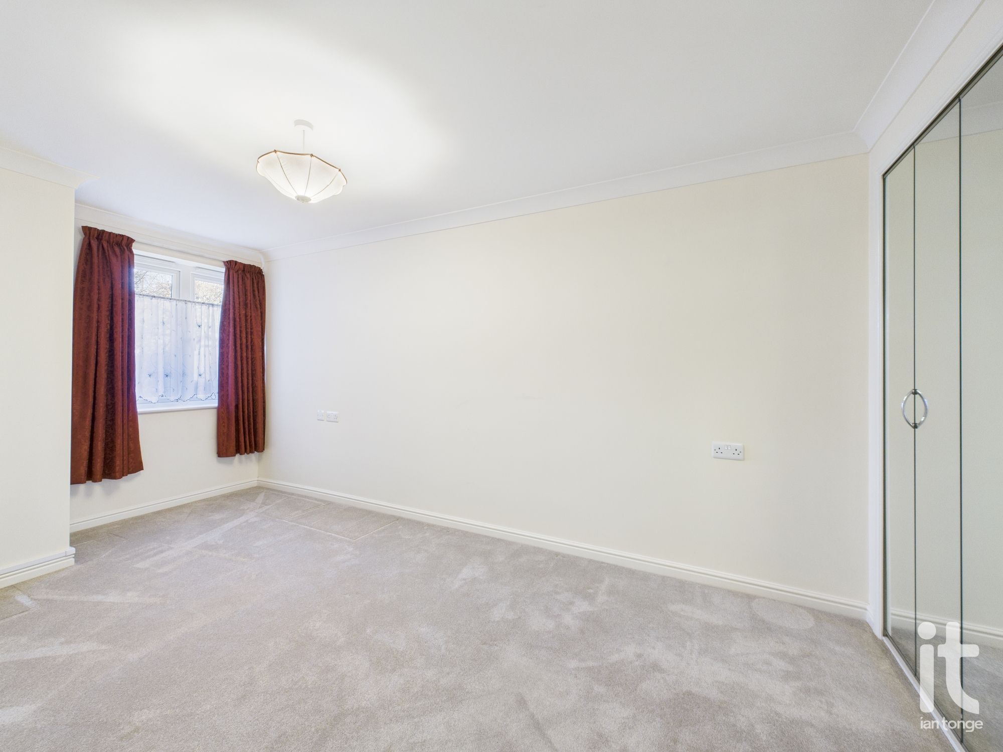 1 bedroom ground floor flat/apartment For Sale in Stockport - Photograph 4.