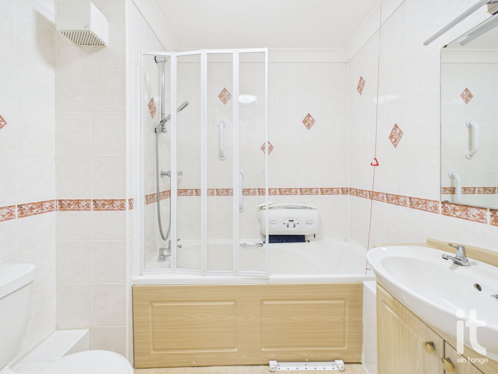 1 bedroom ground floor flat/apartment For Sale in Stockport - Photograph 6.