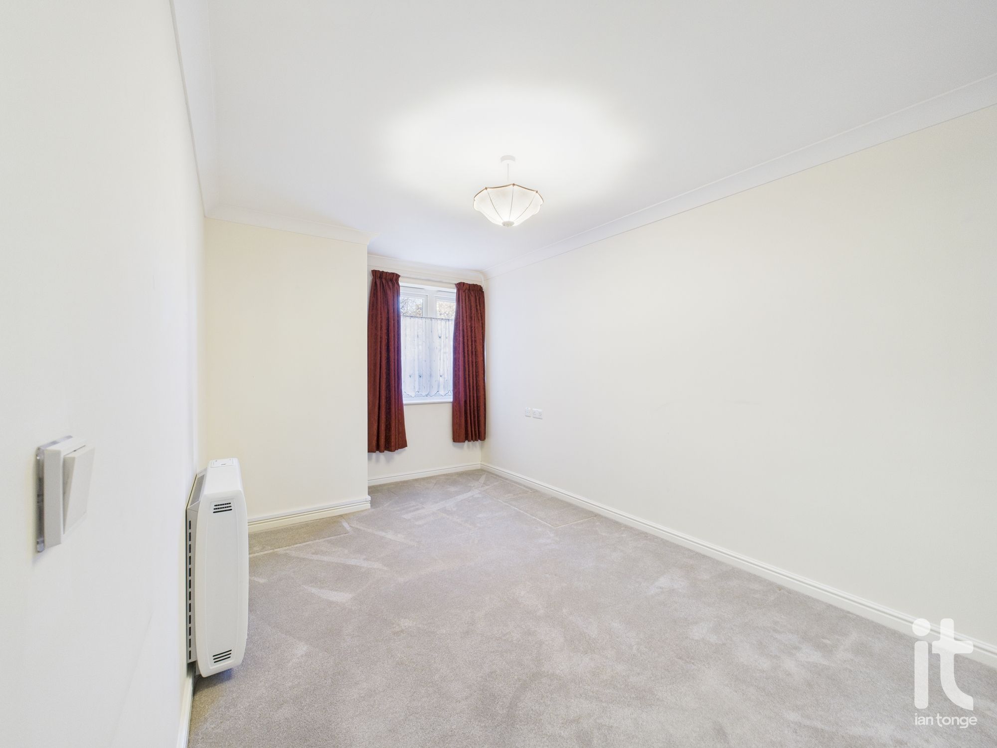 1 bedroom ground floor flat/apartment For Sale in Stockport - Photograph 12.