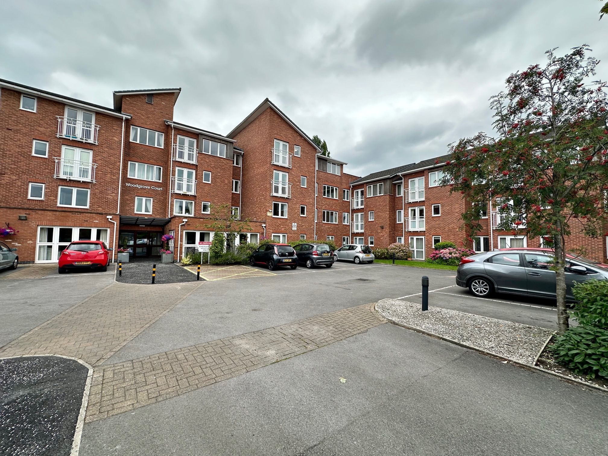 1 bedroom ground floor flat/apartment For Sale in Stockport - Property photograph.