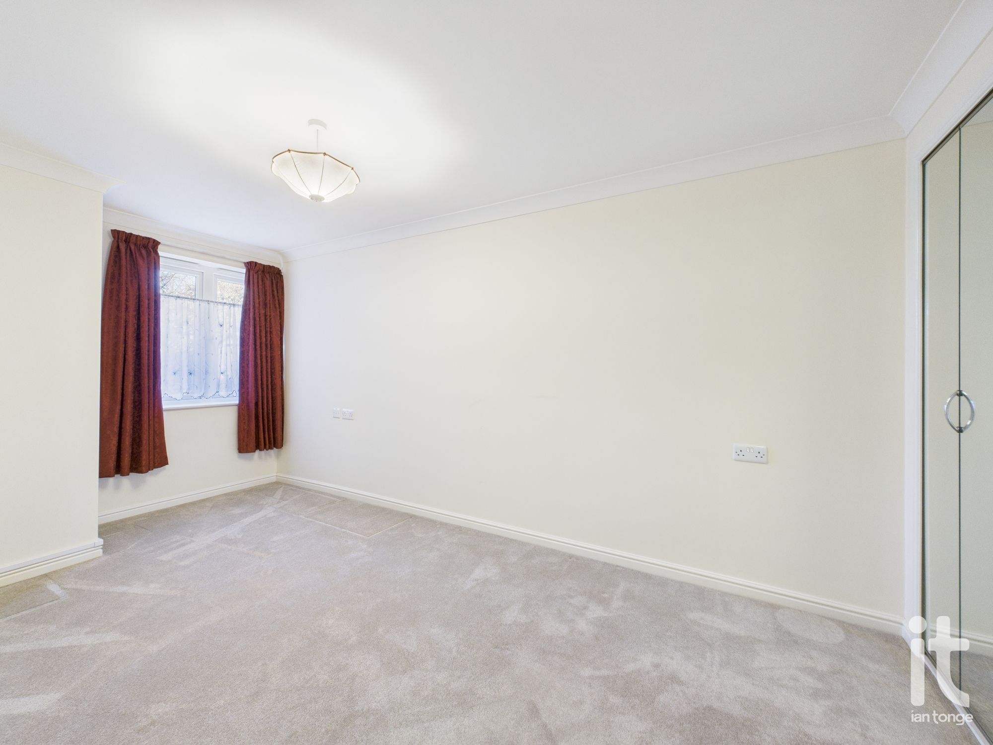 1 bedroom ground floor flat/apartment For Sale in Stockport - Photograph 11.