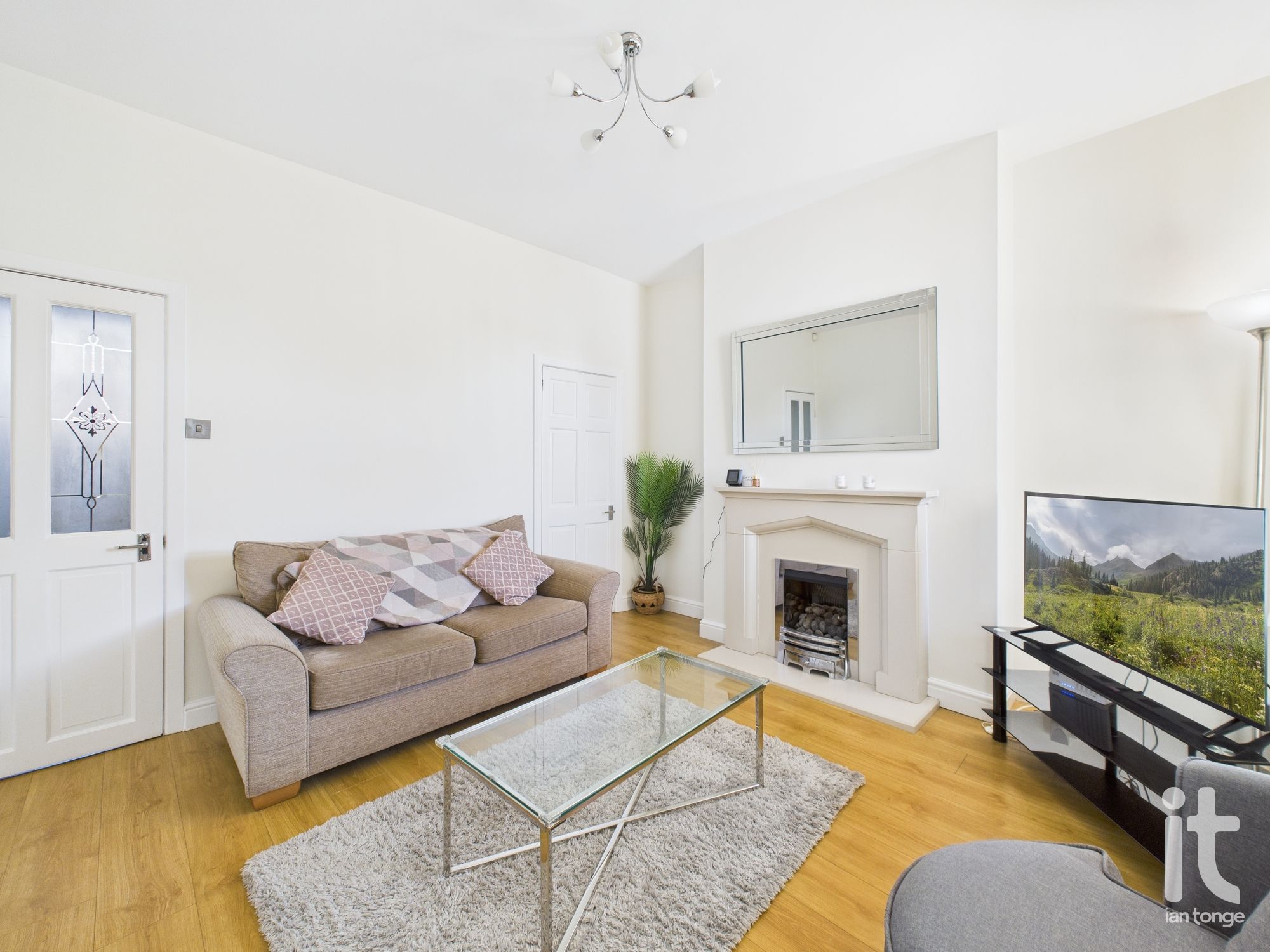 2 bedroom semi-detached house For Sale in Stockport - Photograph 7.