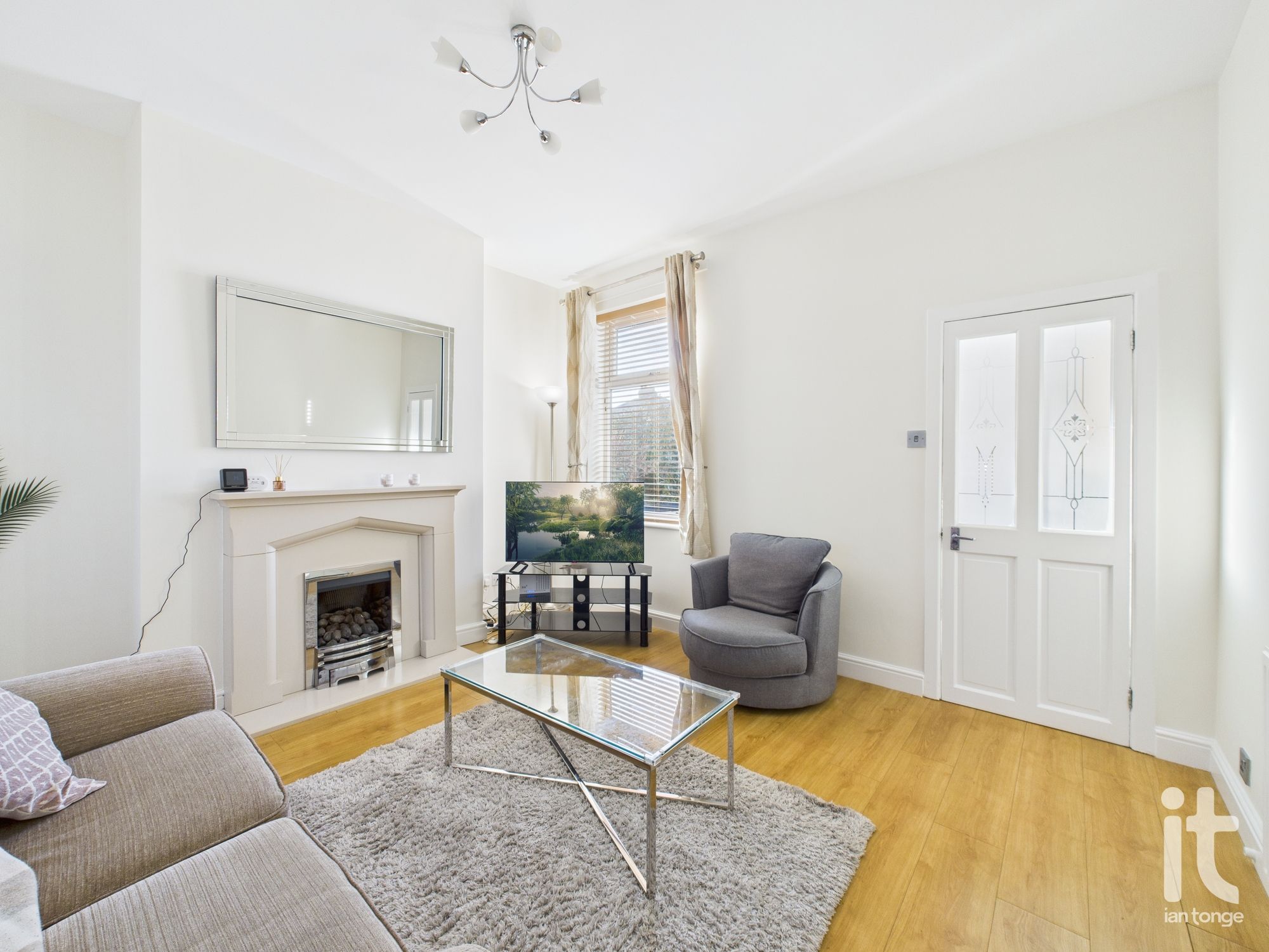 2 bedroom semi-detached house For Sale in Stockport - Photograph 6.
