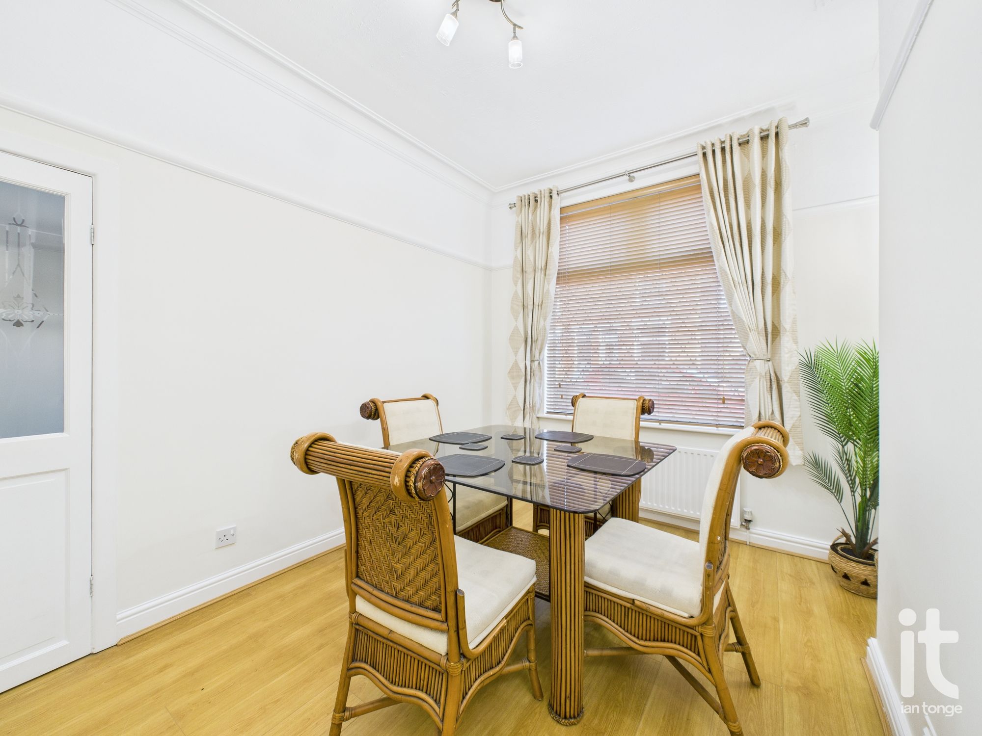 2 bedroom semi-detached house For Sale in Stockport - Photograph 9.