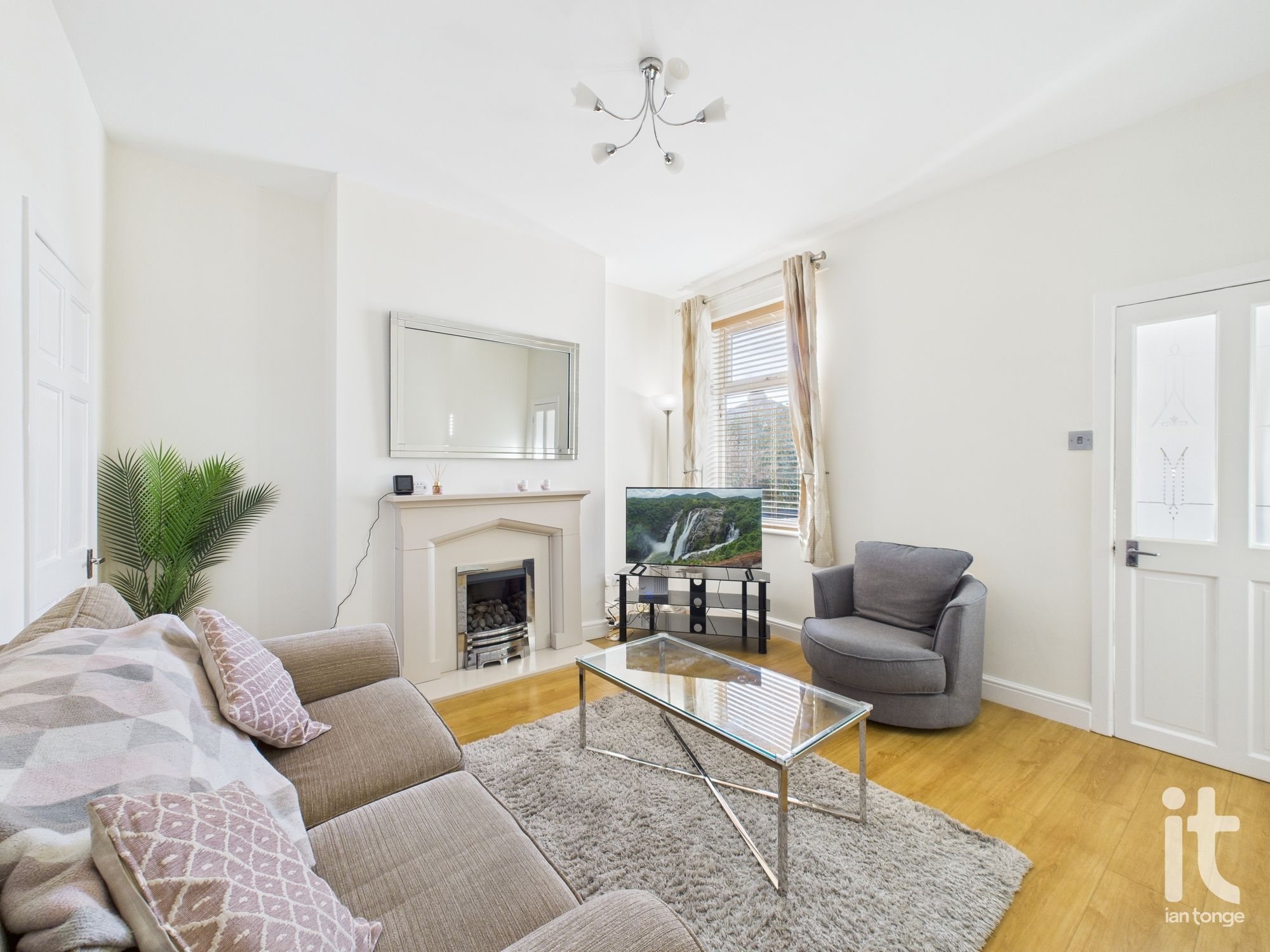 2 bedroom semi-detached house For Sale in Stockport - Photograph 2.