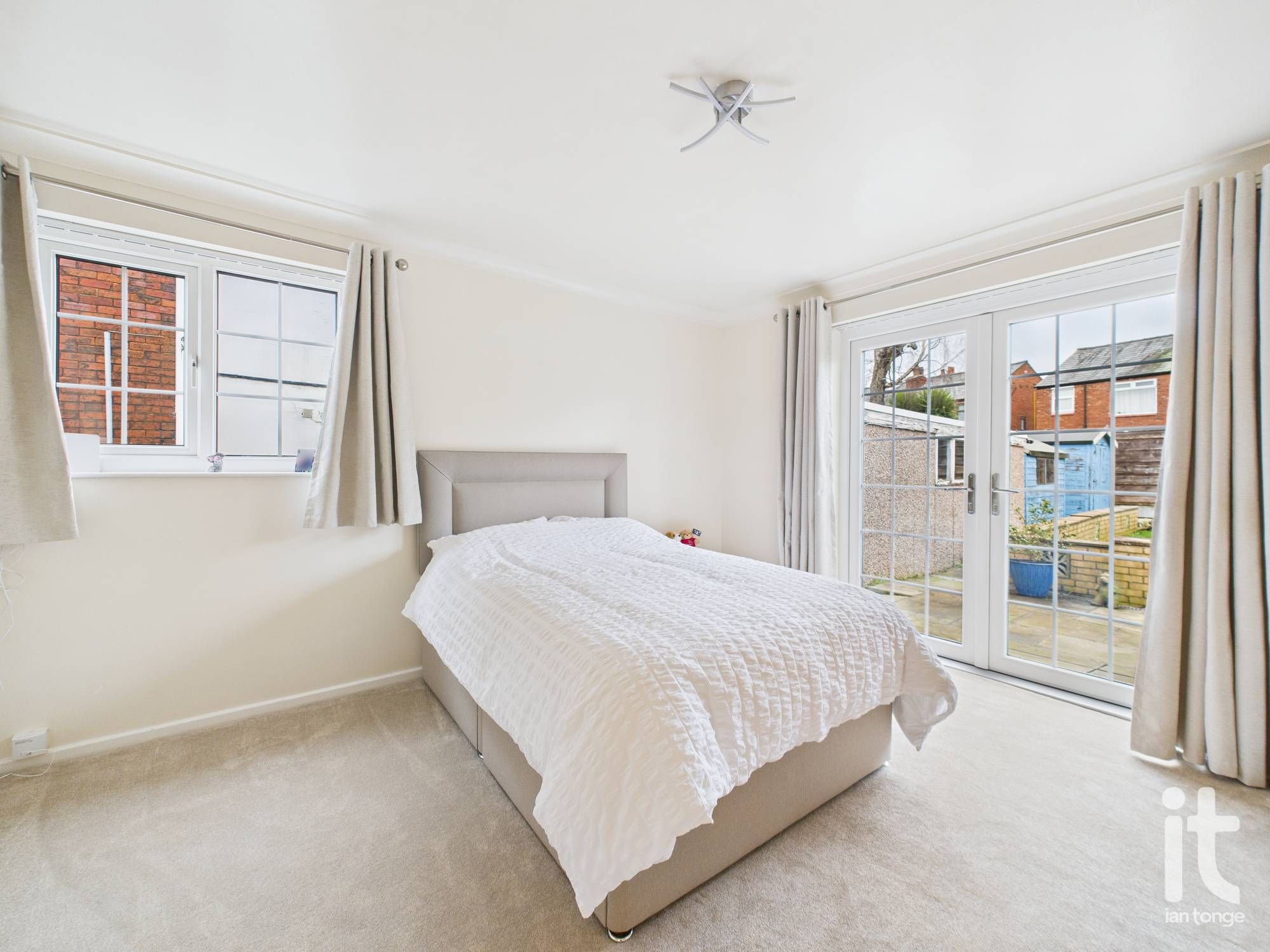 2 bedroom semi-detached bungalow For Sale in Stockport - Photograph 7.