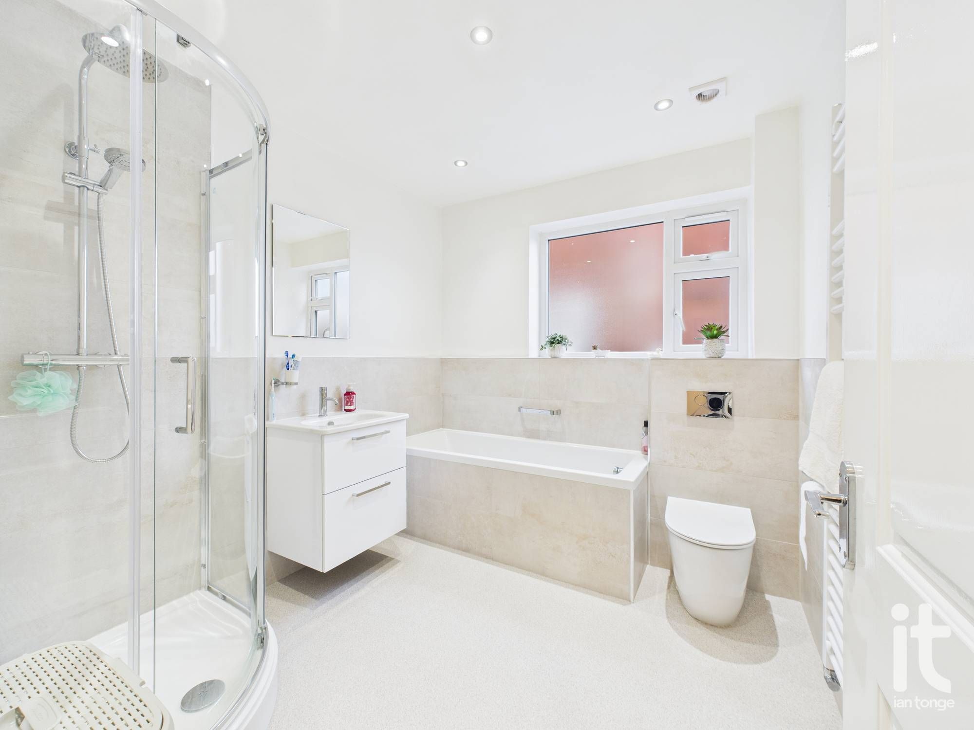 2 bedroom semi-detached bungalow For Sale in Stockport - Photograph 9.