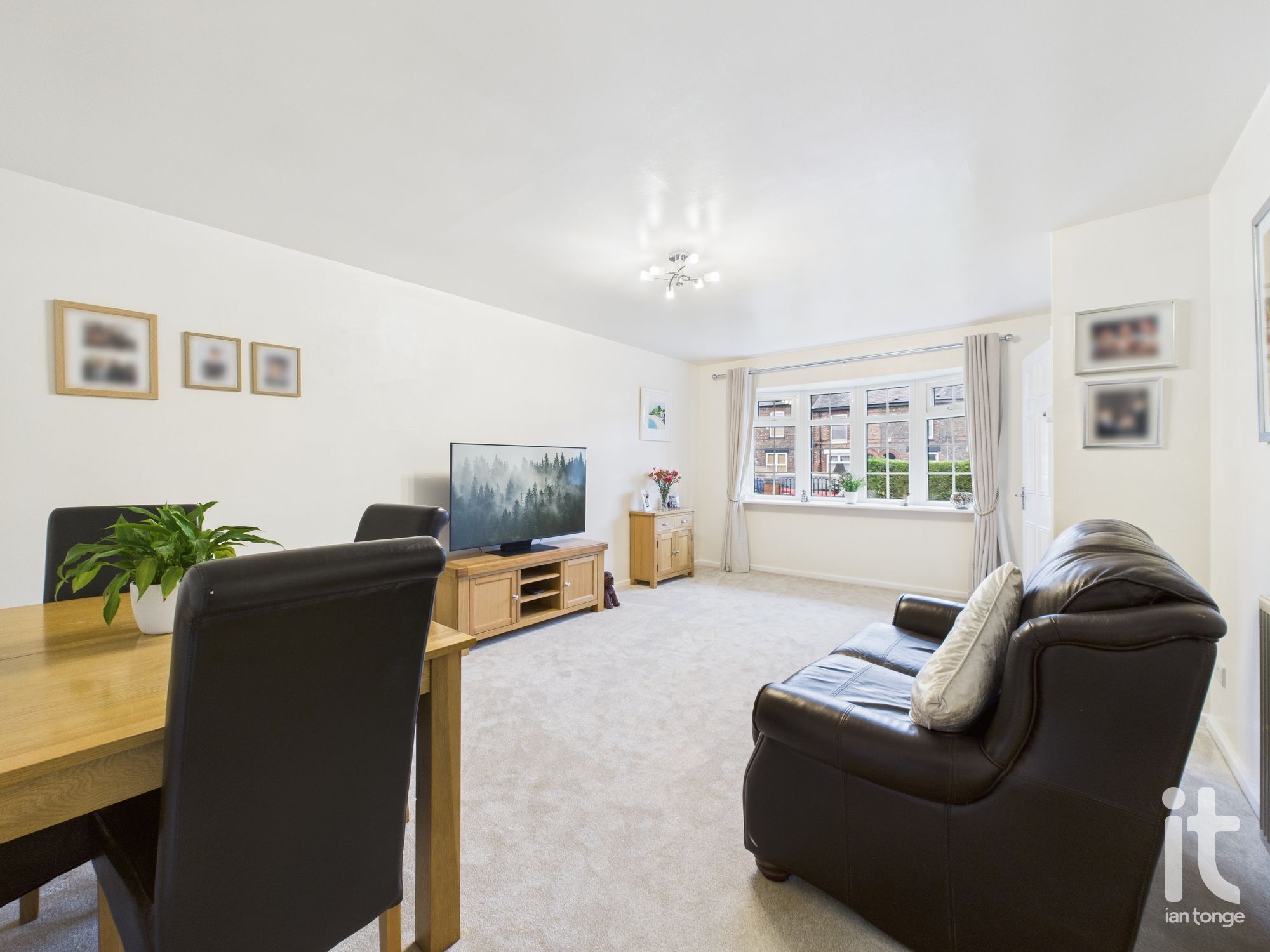2 bedroom semi-detached bungalow For Sale in Stockport - Property photograph.