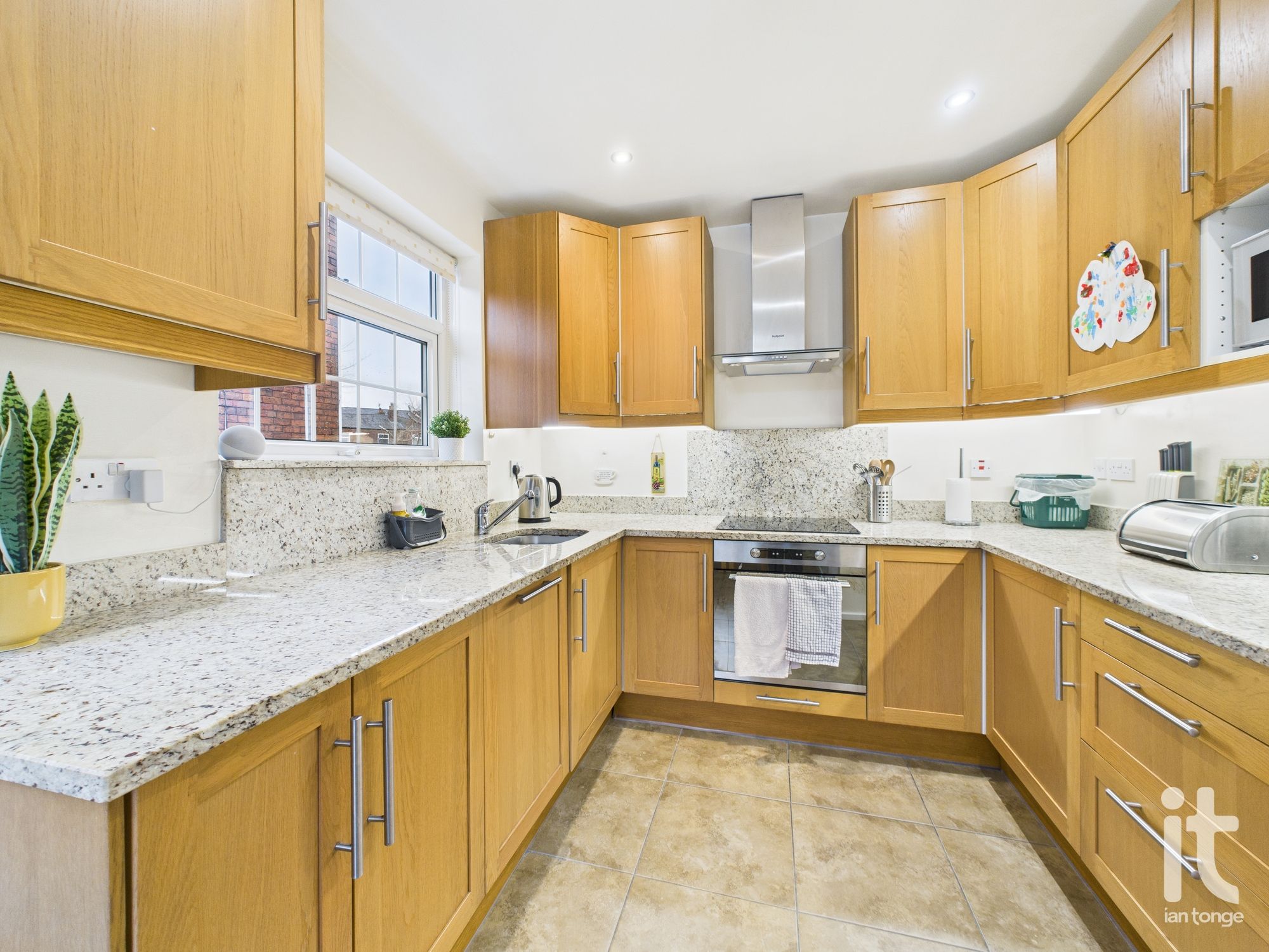 2 bedroom semi-detached bungalow For Sale in Stockport - Photograph 4.