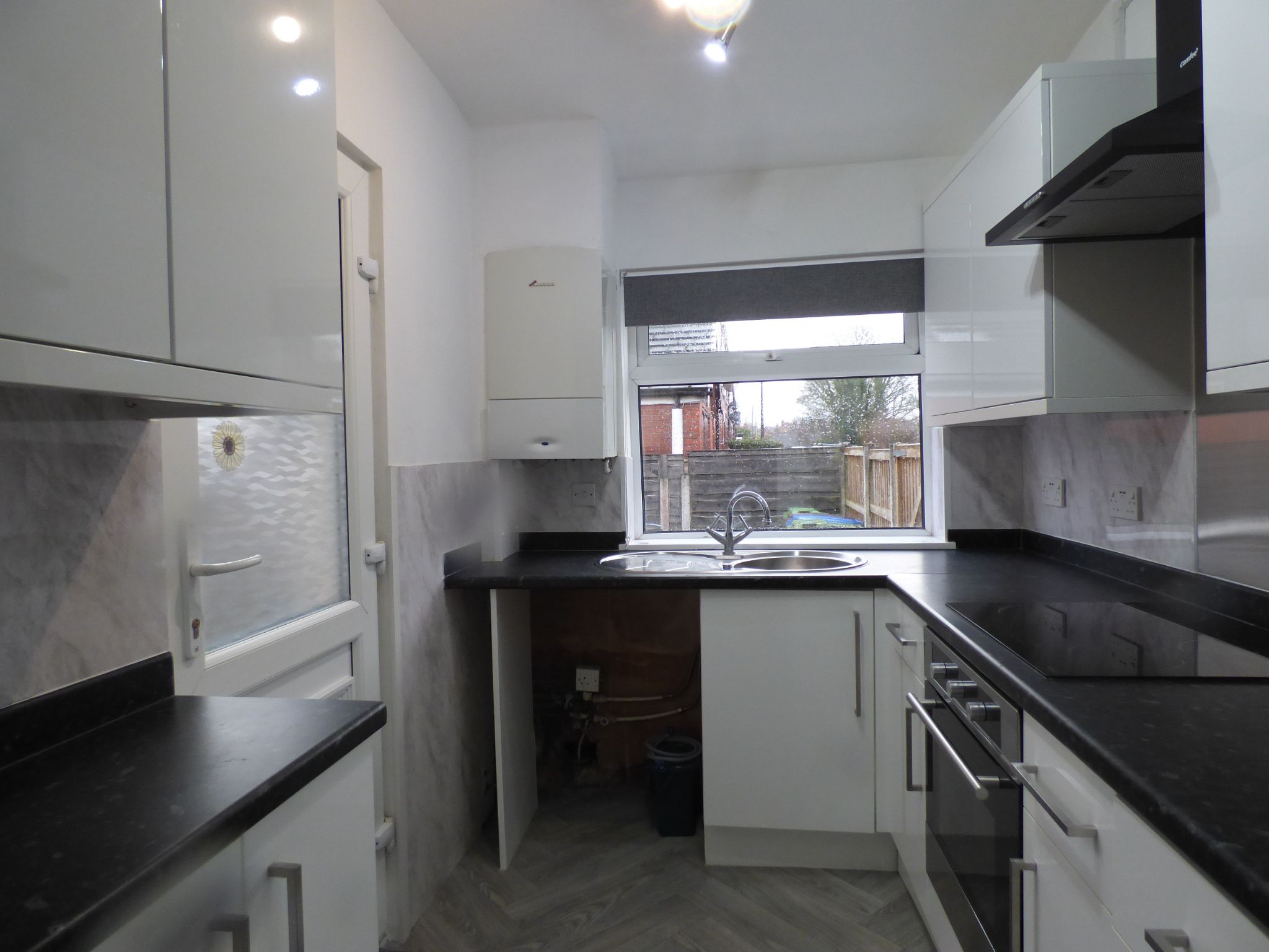 2 bedroom end terraced house To Let in Stockport - Property photograph.