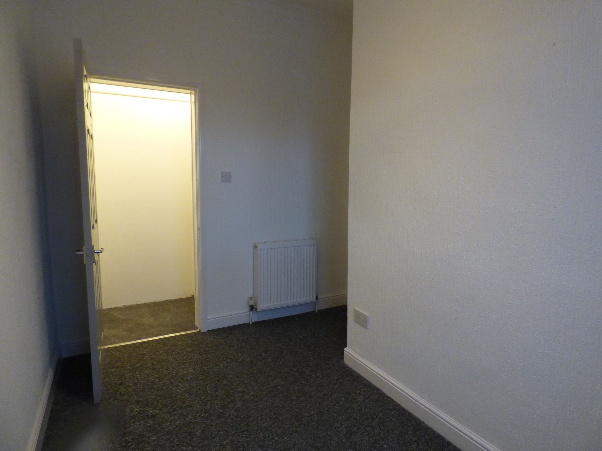 2 bedroom end terraced house To Let in Stockport - Photograph 9.