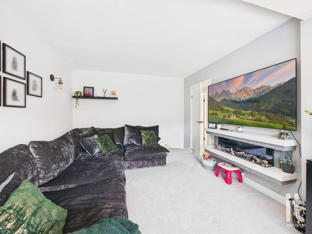 3 bedroom detached house For Sale in Stockport - Photograph 6.