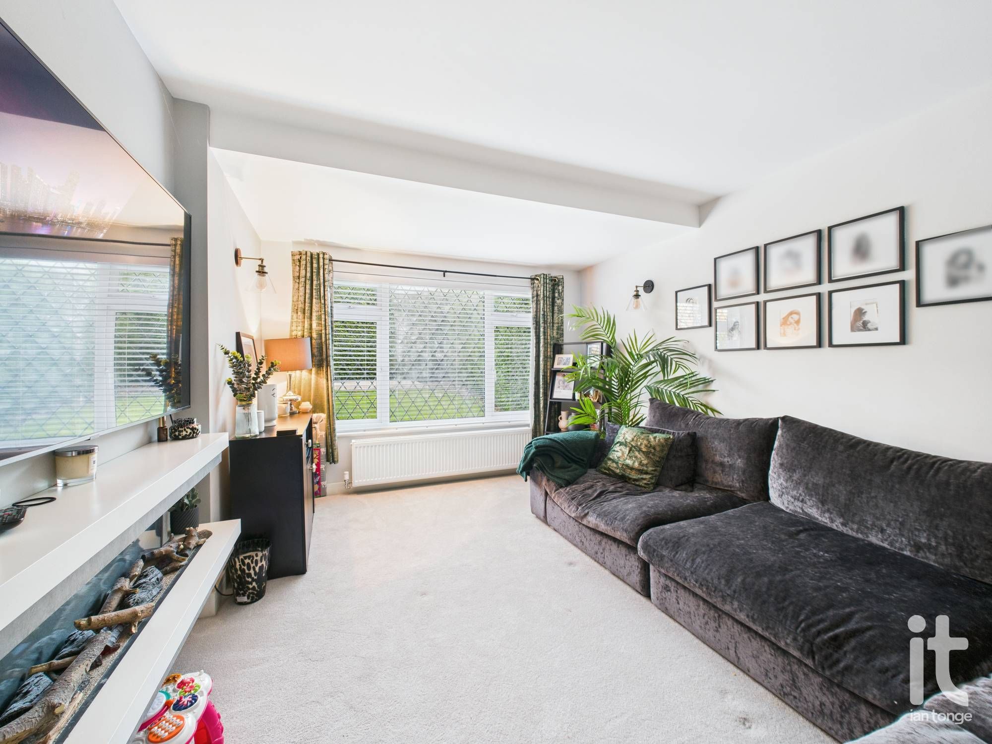 3 bedroom detached house For Sale in Stockport - Photograph 5.