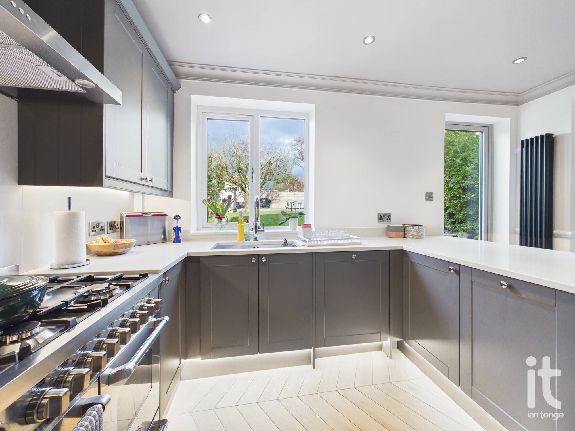 4 bedroom detached house To Let in Stockport - Photograph 8.