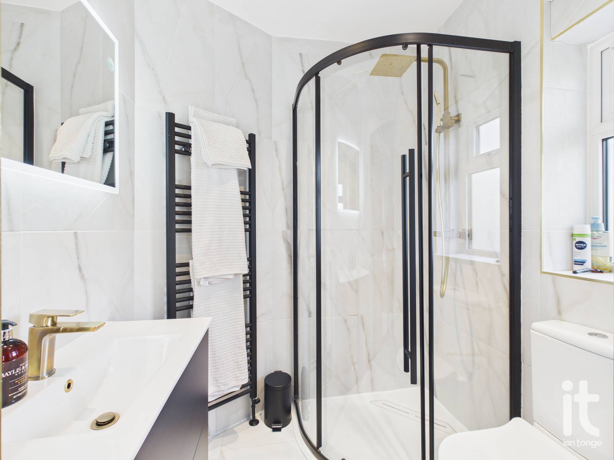 4 bedroom detached house To Let in Stockport - Photograph 13.