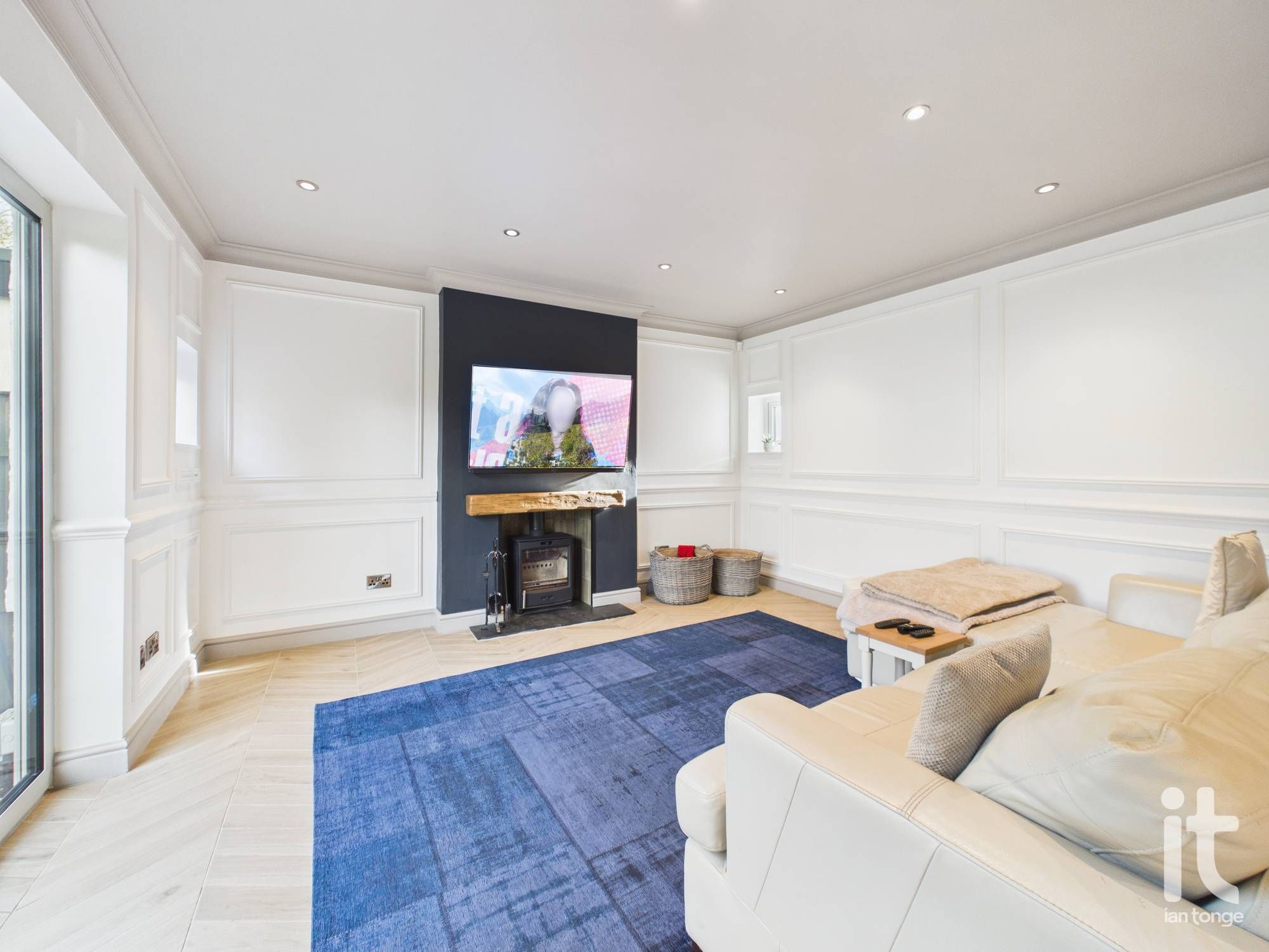 4 bedroom detached house To Let in Stockport - Photograph 4.