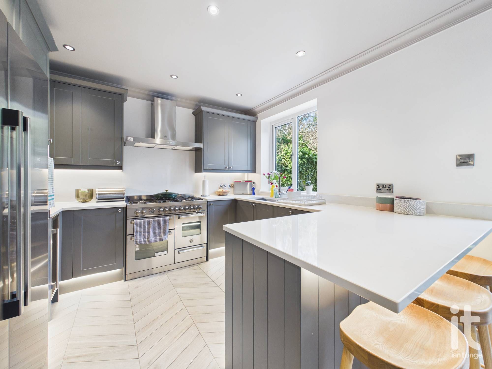 4 bedroom detached house To Let in Stockport - Photograph 6.