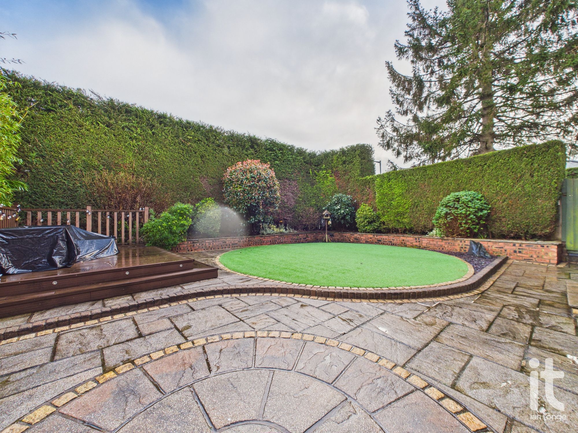 4 bedroom link detached house For Sale in Stockport - Property photograph.