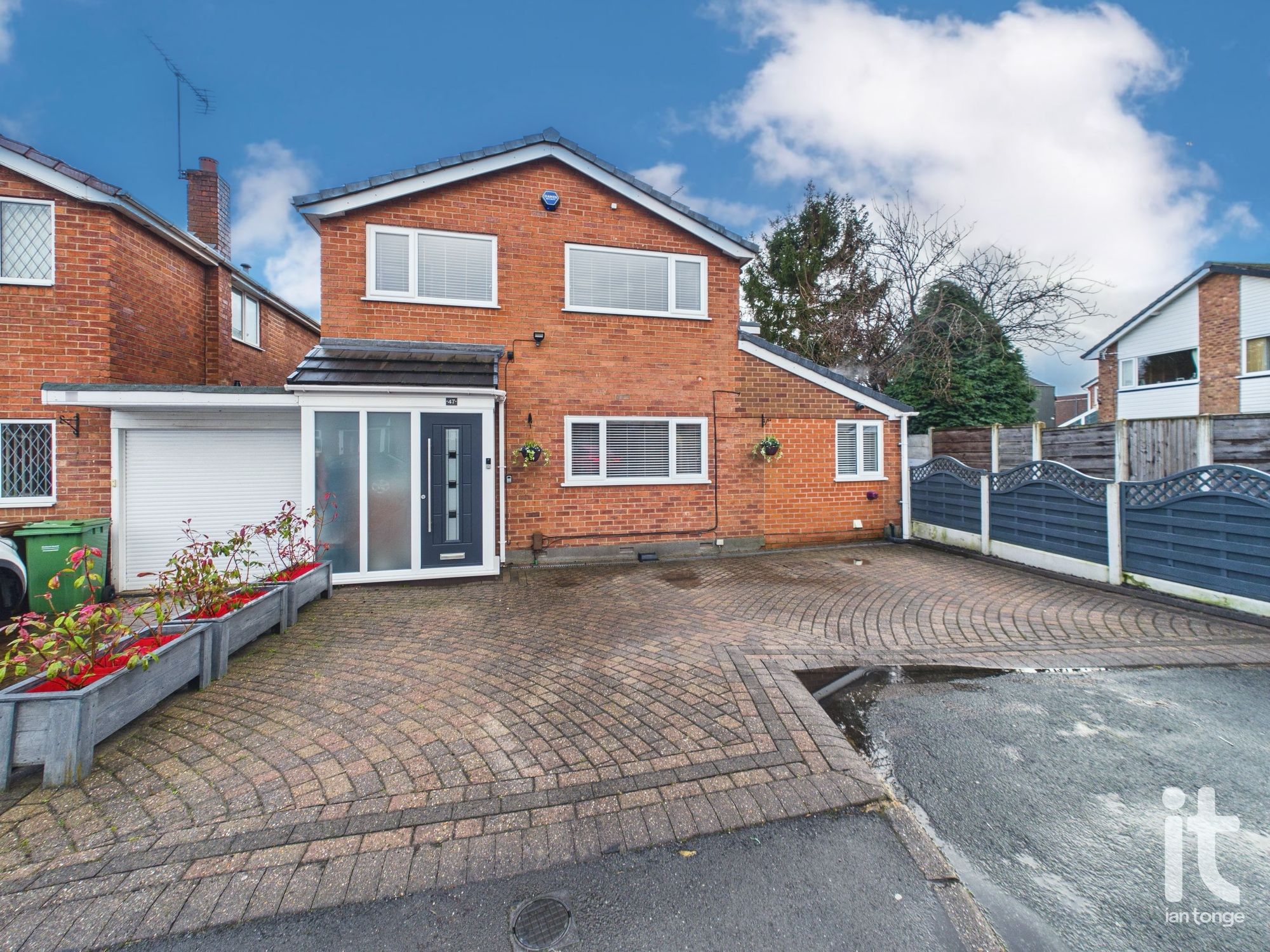 4 bedroom link detached house For Sale in Stockport - Property photograph.