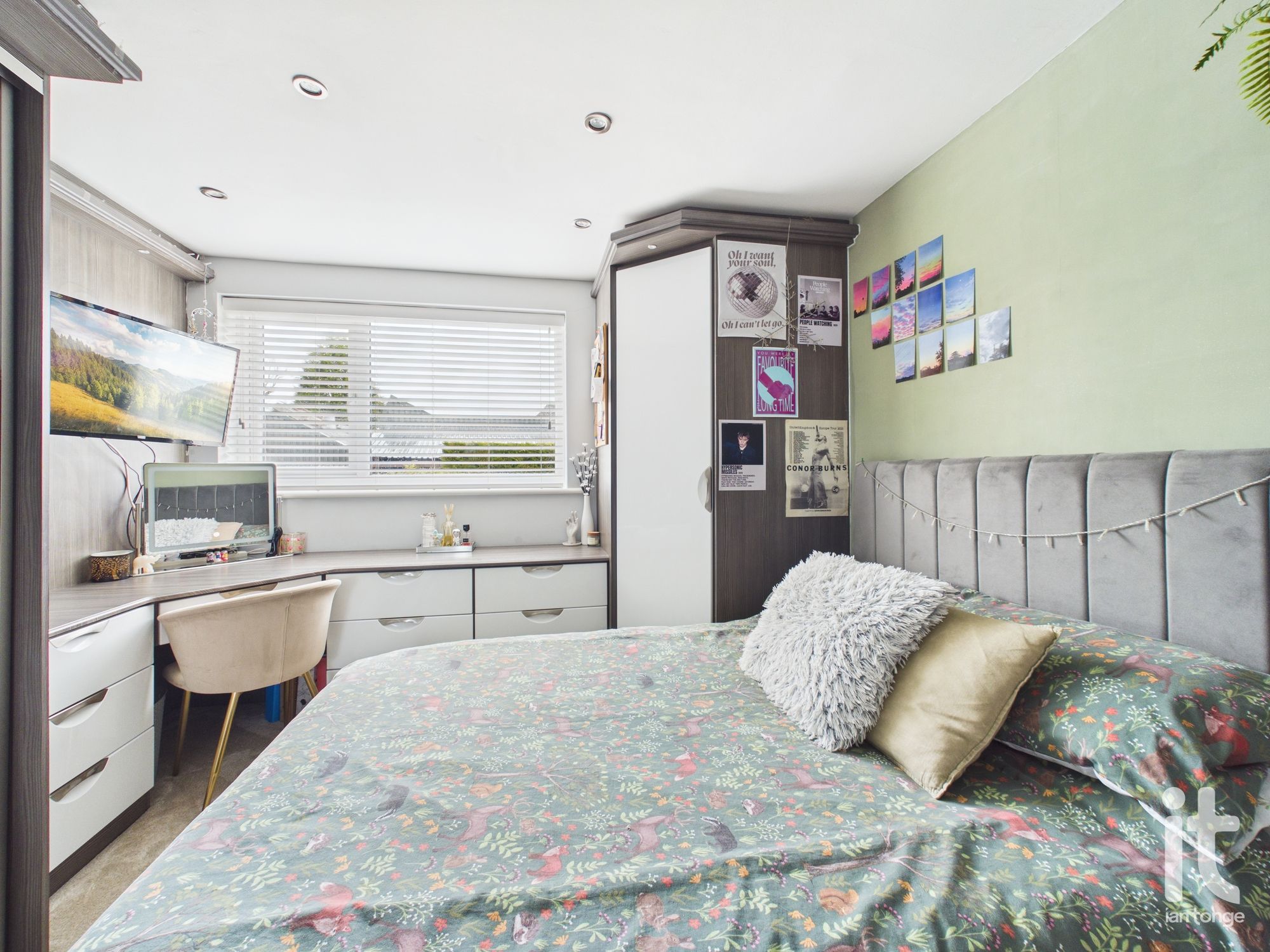 4 bedroom link detached house For Sale in Stockport - Photograph 15.