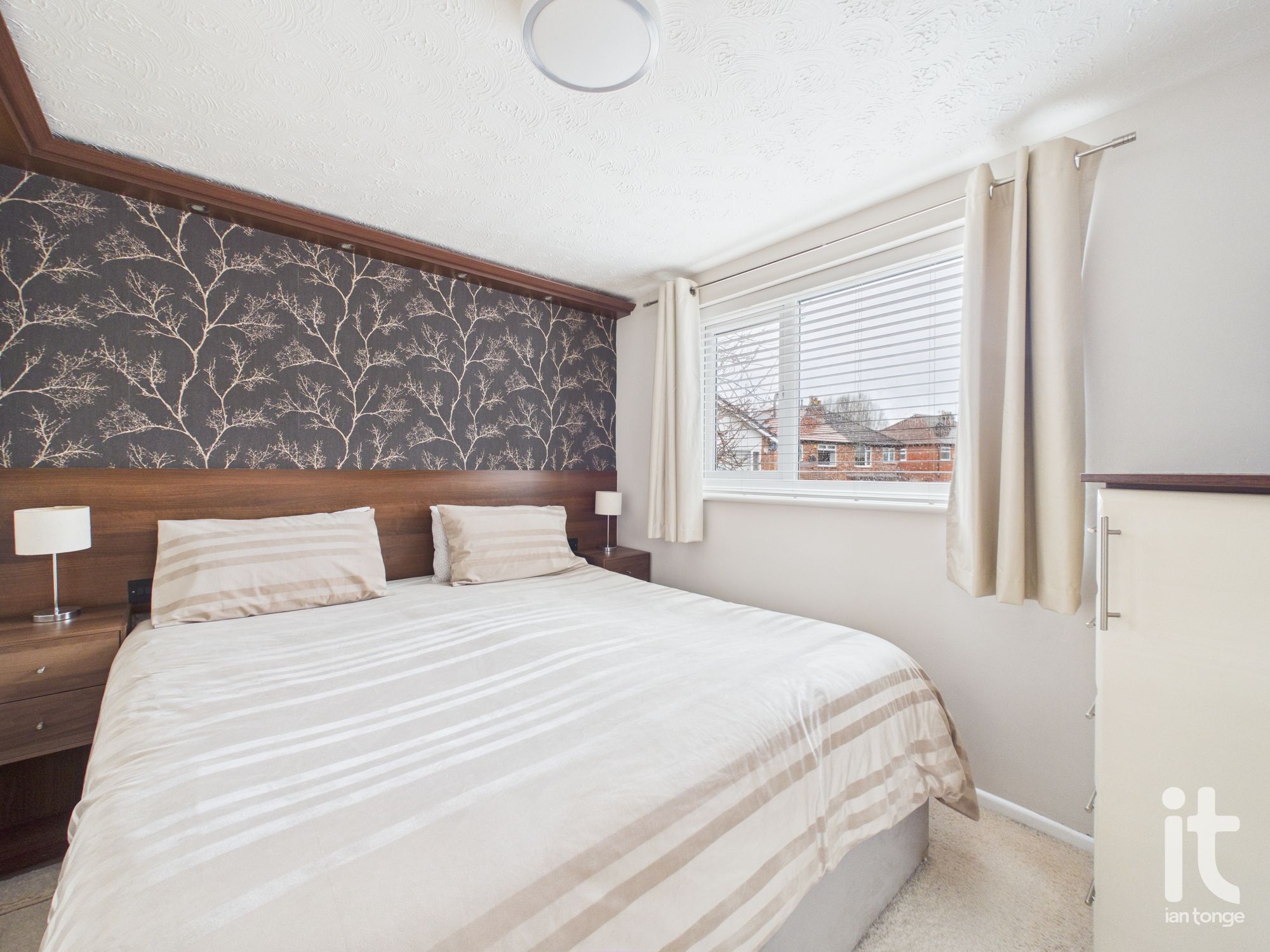 4 bedroom link detached house For Sale in Stockport - Photograph 19.