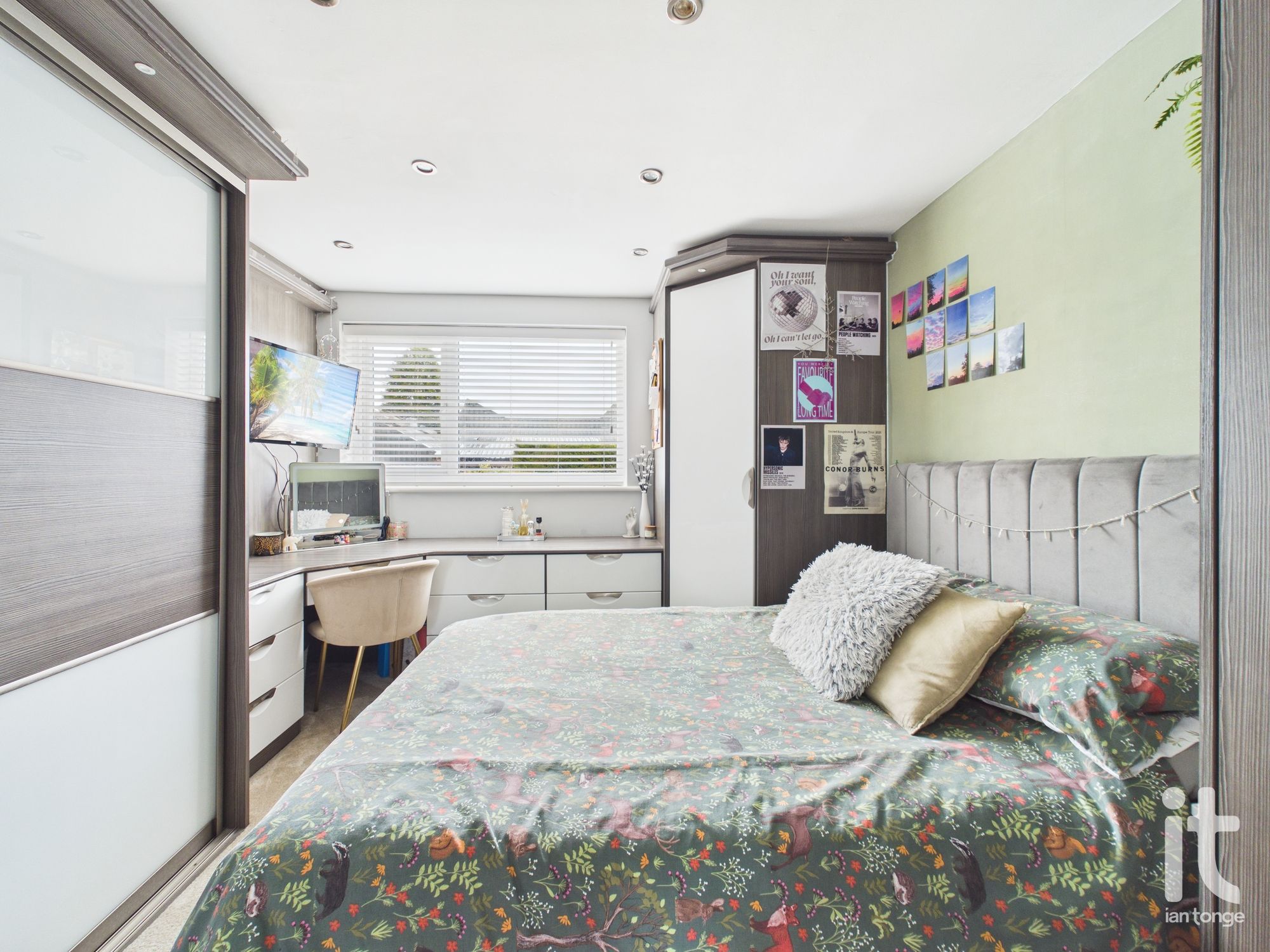 4 bedroom link detached house For Sale in Stockport - Photograph 16.