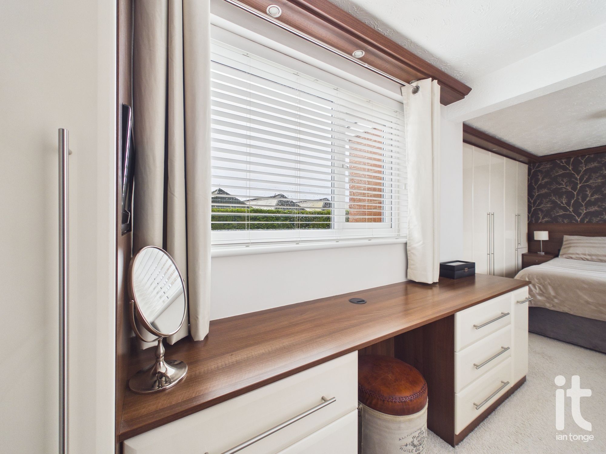 4 bedroom link detached house For Sale in Stockport - Photograph 18.