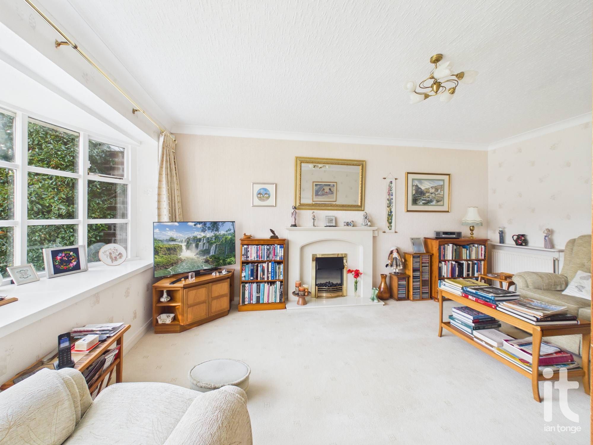 4 bedroom detached bungalow For Sale in Stockport - Property photograph.