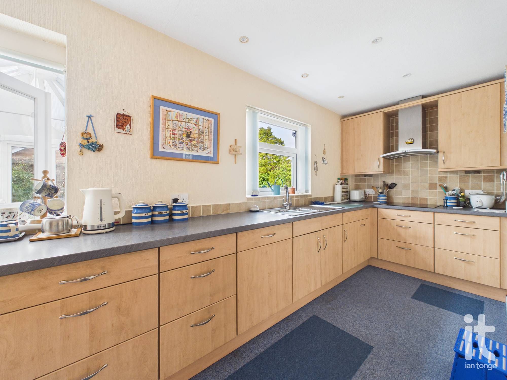 4 bedroom detached bungalow For Sale in Stockport - Photograph 7.