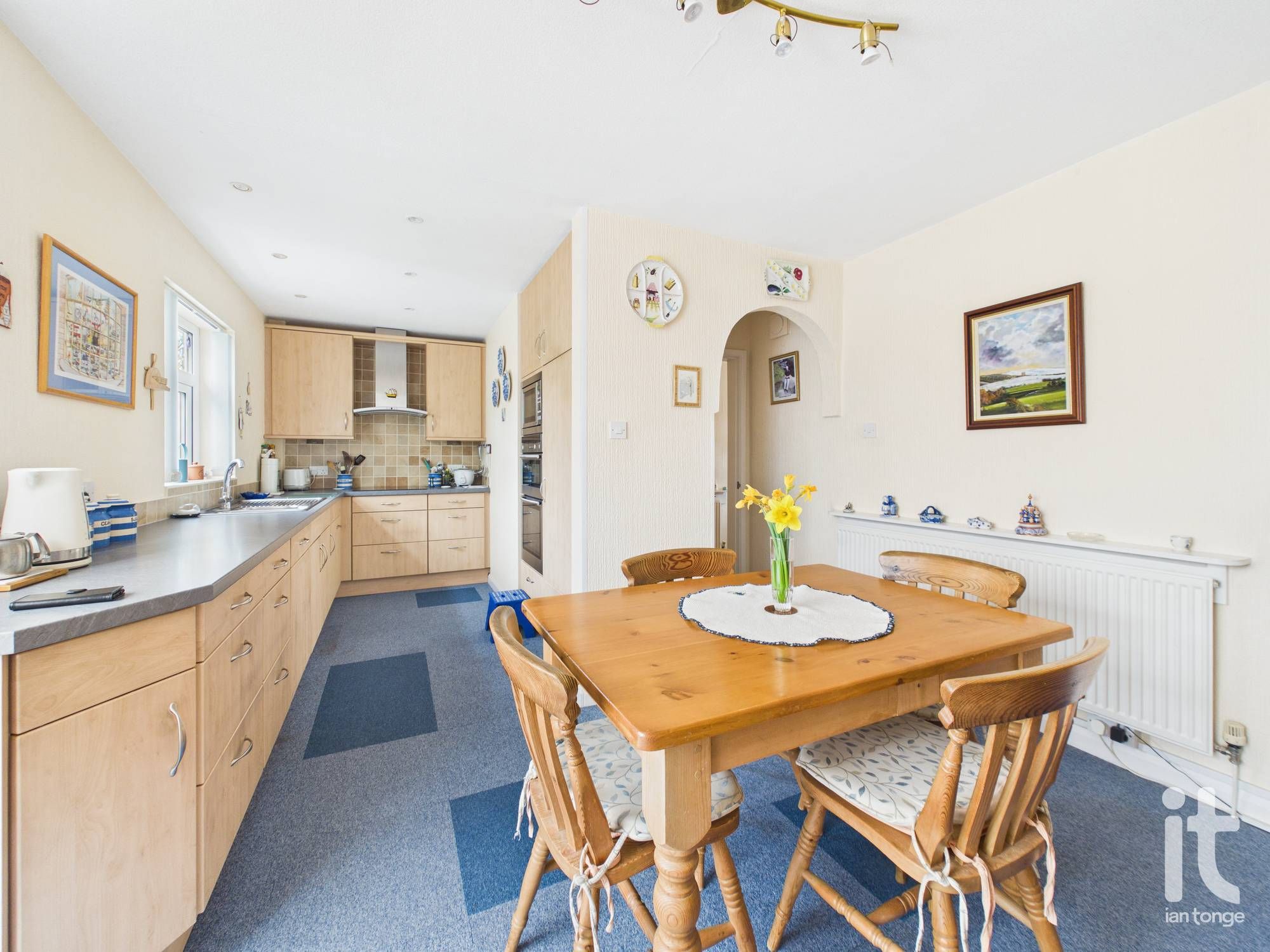 4 bedroom detached bungalow For Sale in Stockport - Photograph 6.