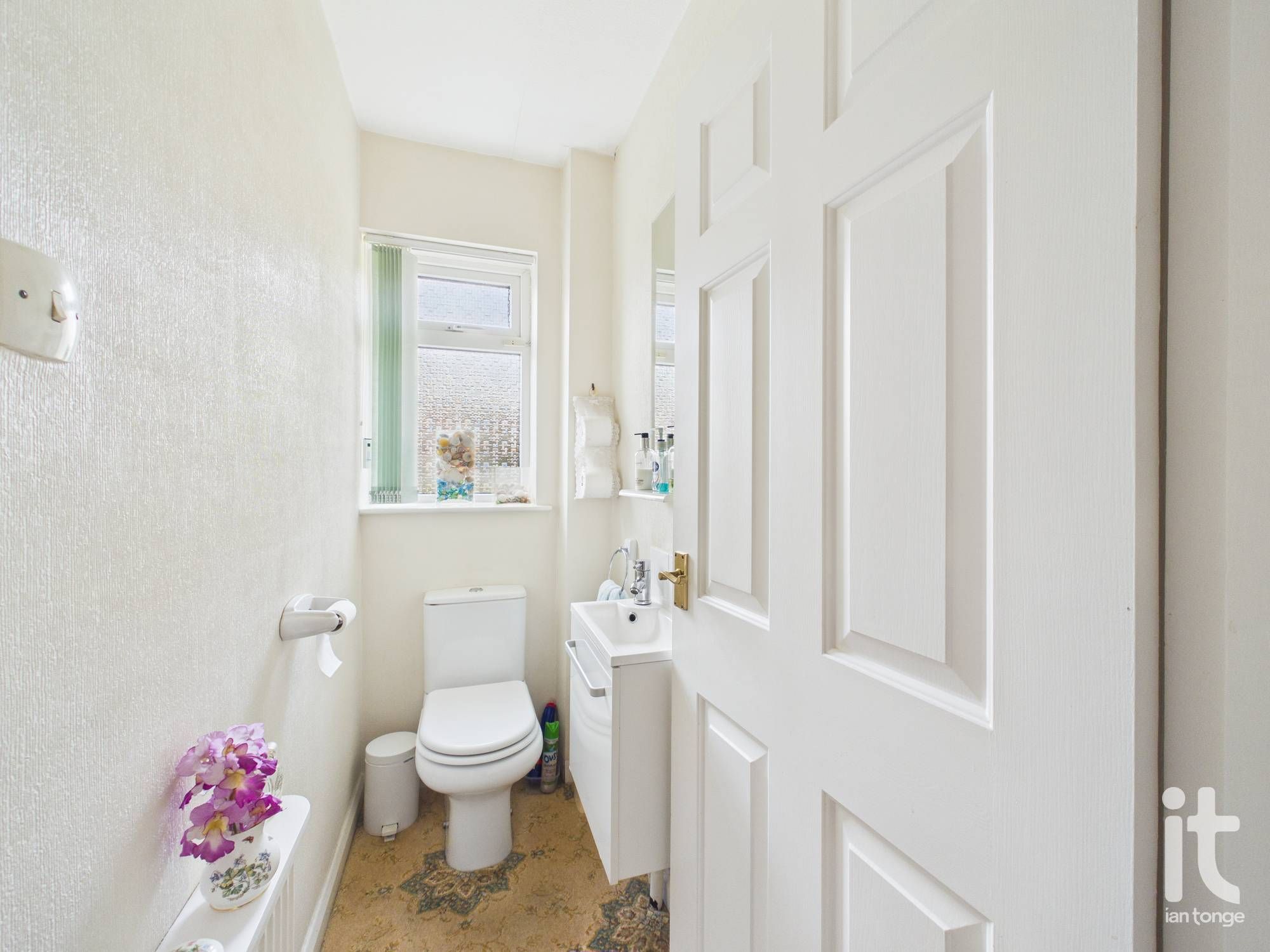 4 bedroom detached bungalow For Sale in Stockport - Photograph 14.