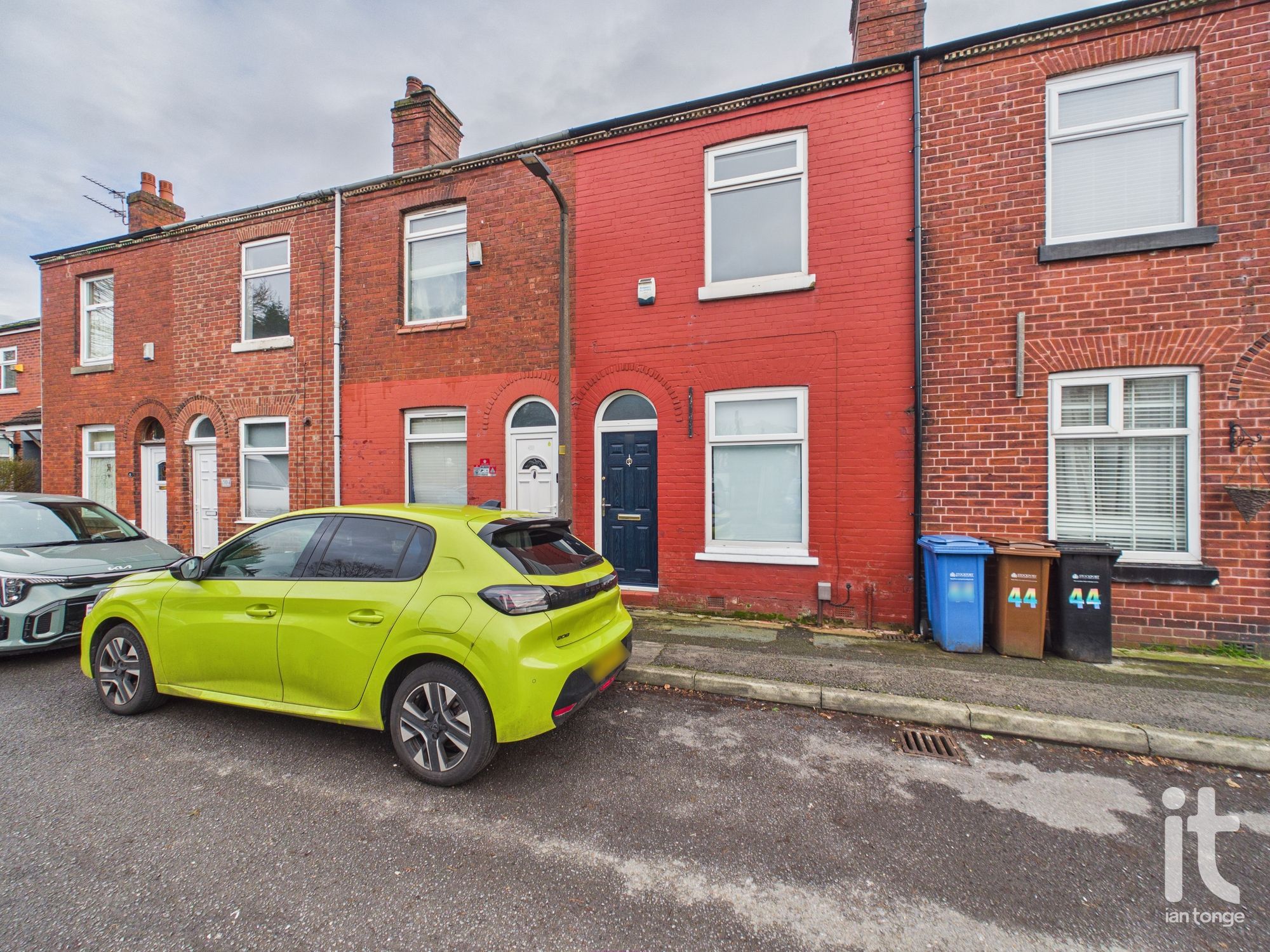 2 bedroom mid terraced house For Sale in Stockport - Property photograph.